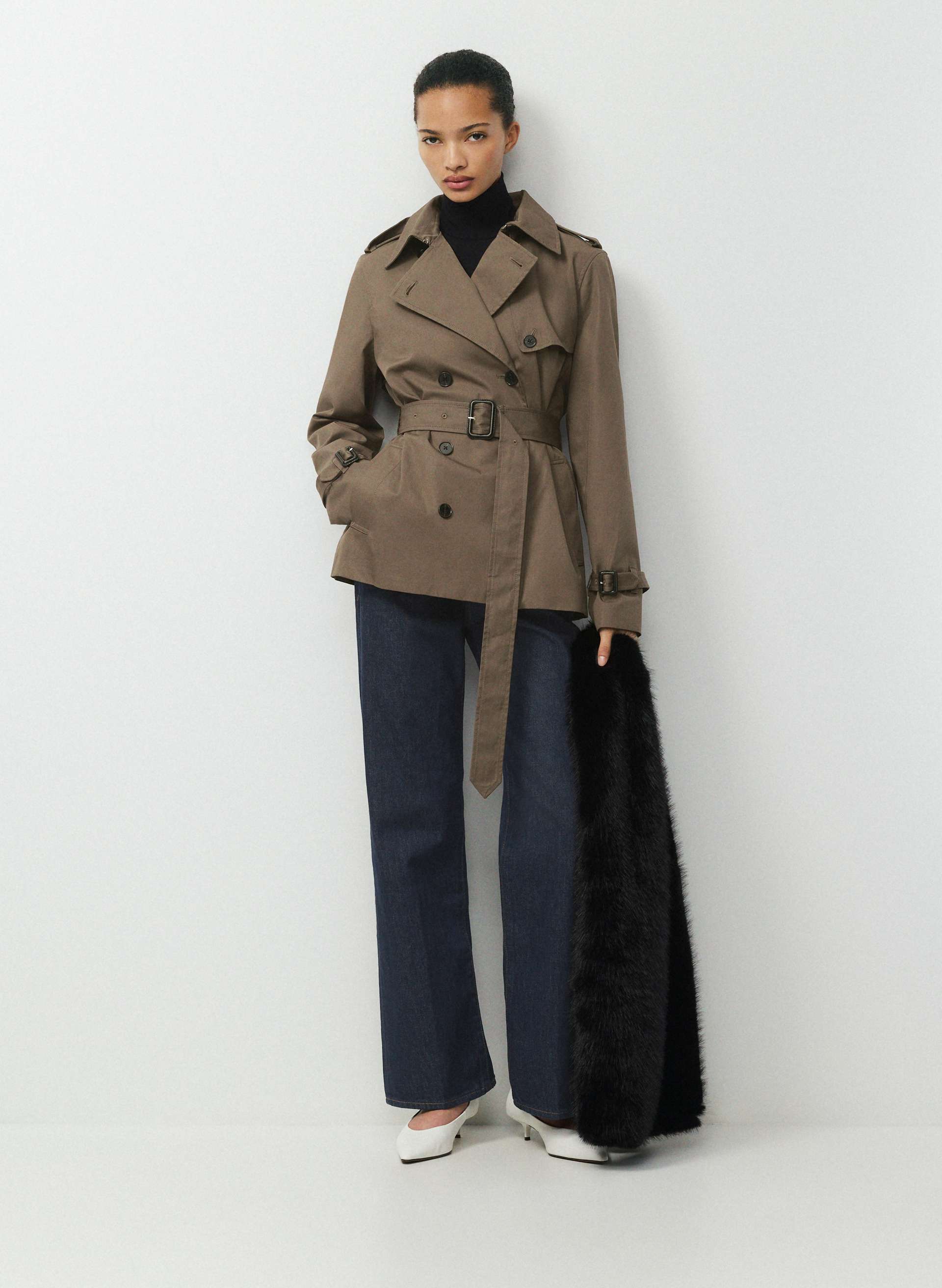 THE FINCH SHORT TRENCH COAT - CITY TWILL - Water-repellent 100% cotton twill short trench coat with a classic fit. 