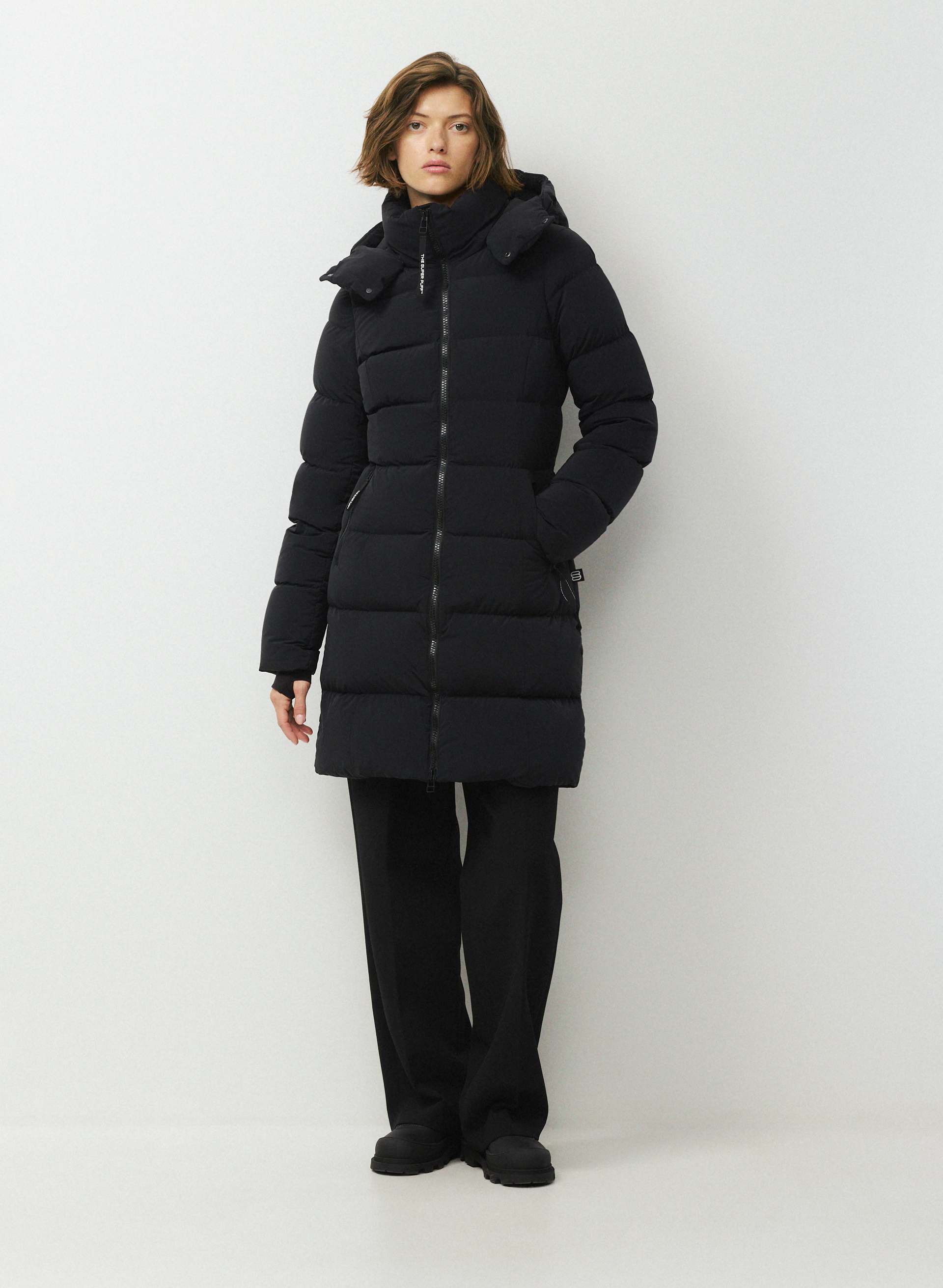 MANTEAU THE SUPERSNUG PUFF™ MI-LONG - ORBIT STRETCH™ - Manteau bouffant mi-long étroit et extensible en tissu hydrofuge, garni de duvet haut de gamme au facteur de gonflement de 800 et plus. 