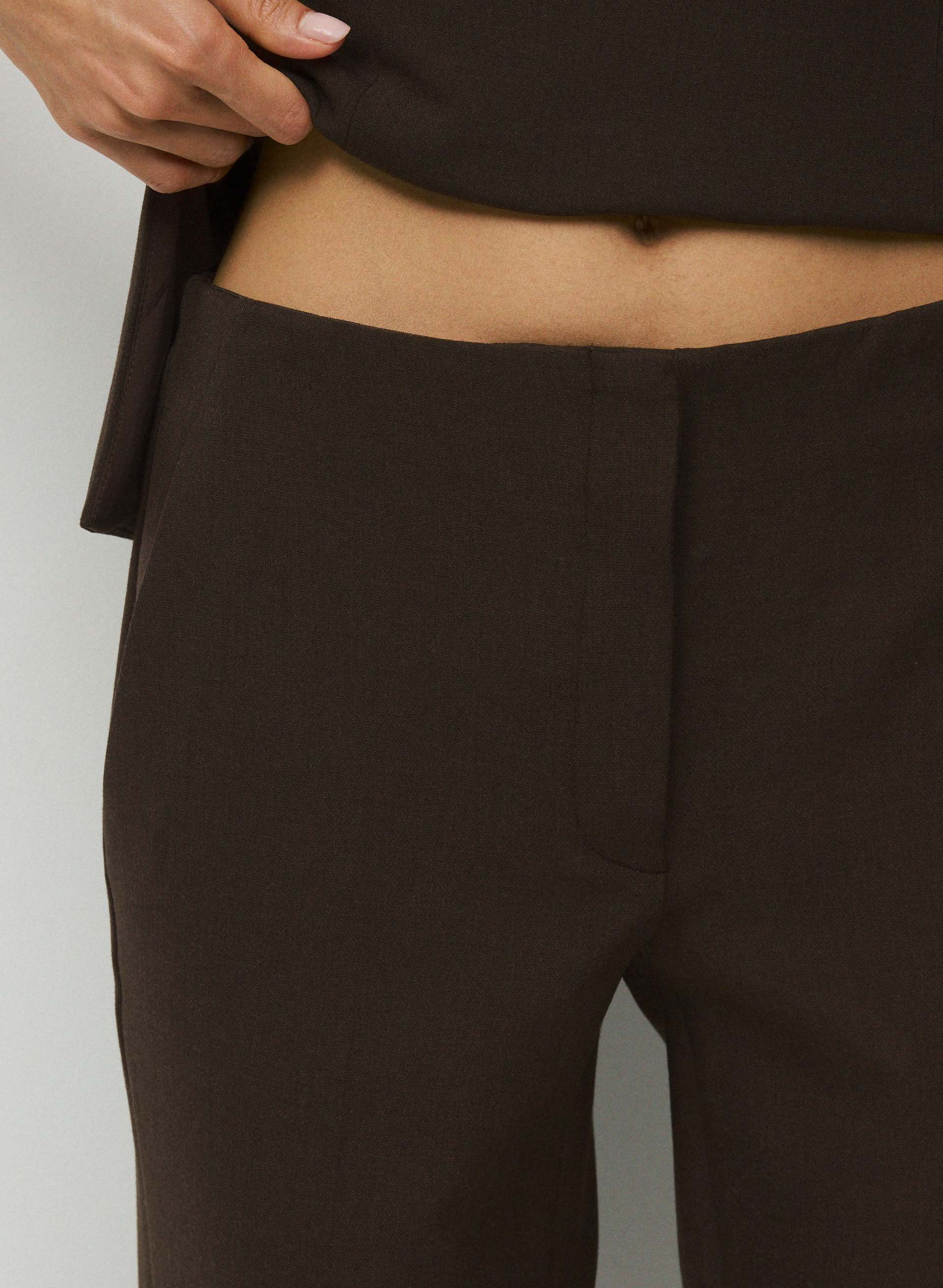 PANTALON MARKOVA - EVERSENTIAL™ - Pantalon légèrement structuré à taille mi-haute de coupe étroite. 