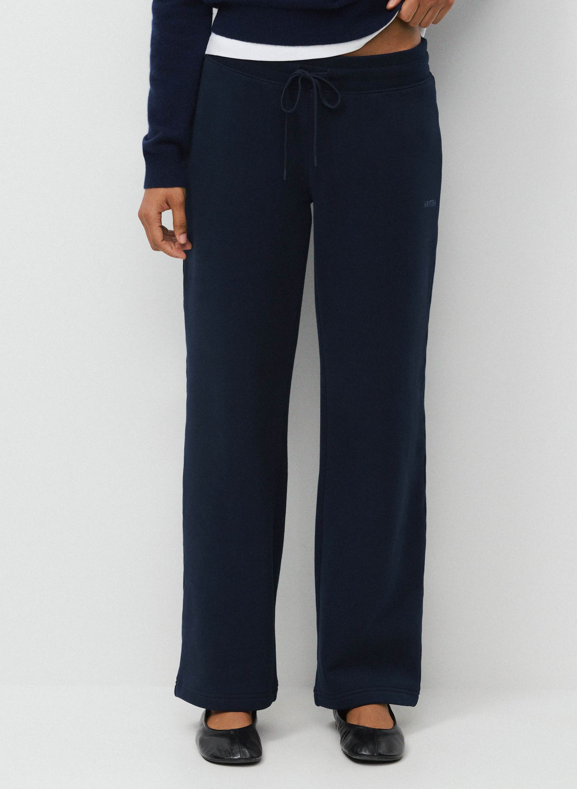 PANTALON PARFAIT À BANDE - MOLLETON DOUILLET - Pantalon molletonné à jambe large, à taille mi-haute et à large ceinture montée élastiquée. 