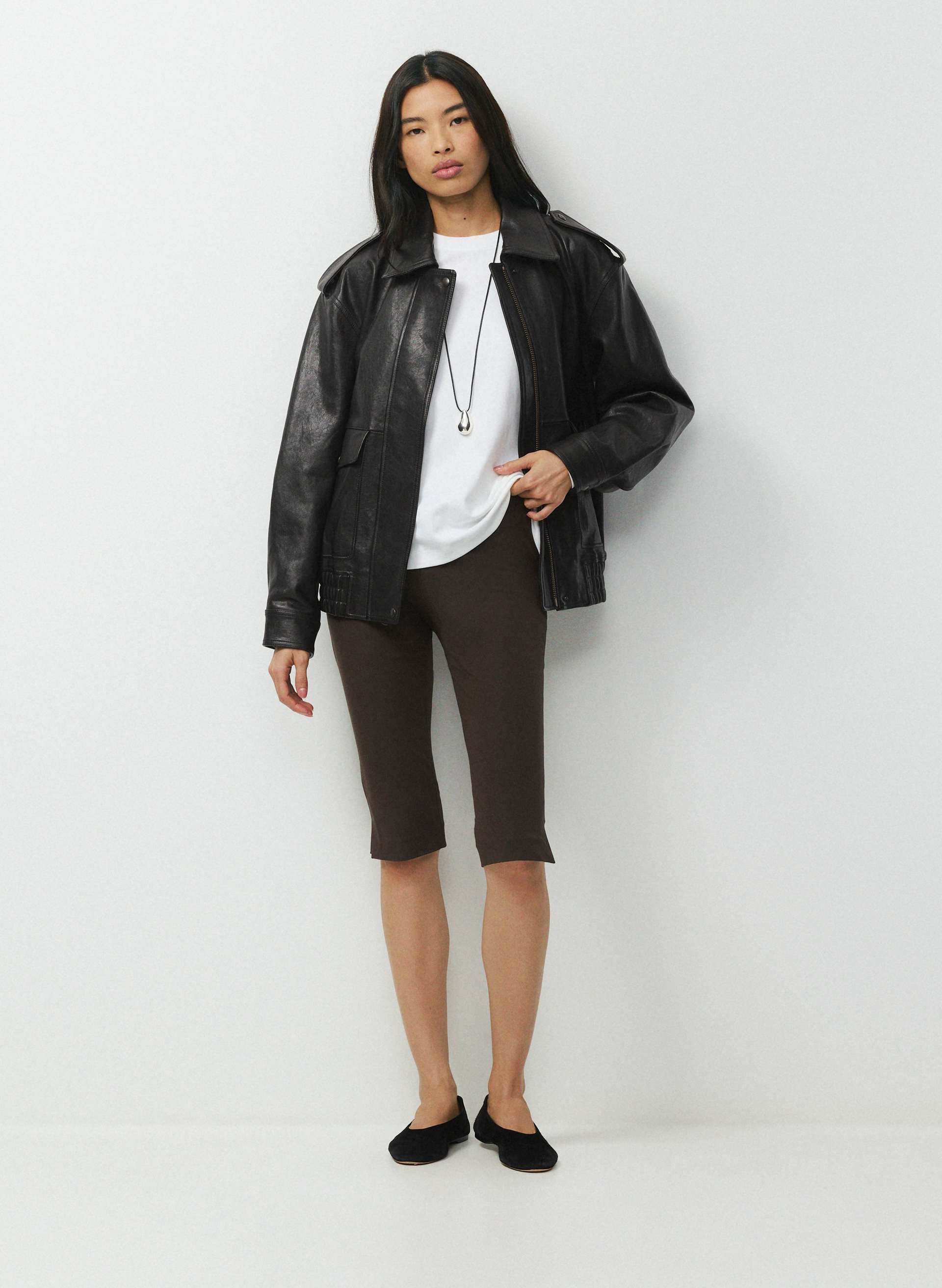 SKYLINE CAPRI - Mid-rise stretch twill capris. 