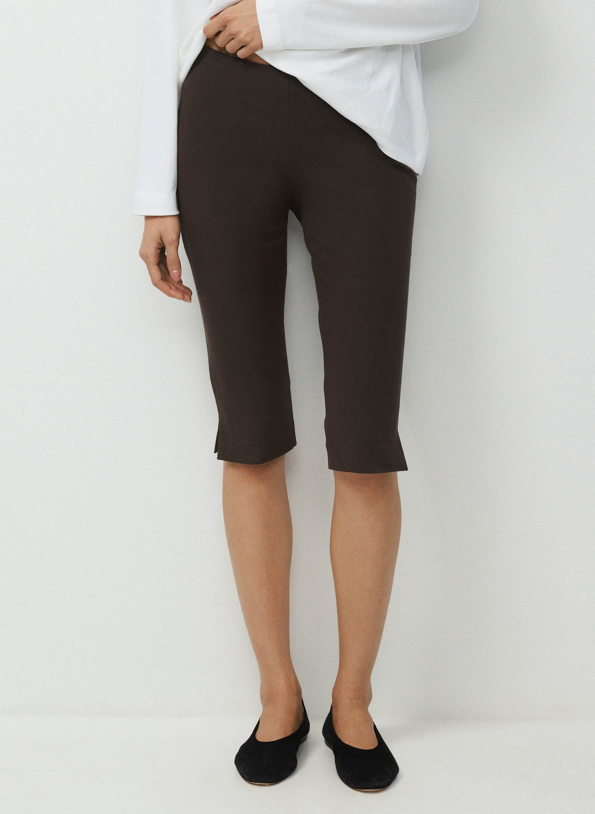 SKYLINE CAPRI - Mid-rise stretch twill capris. 