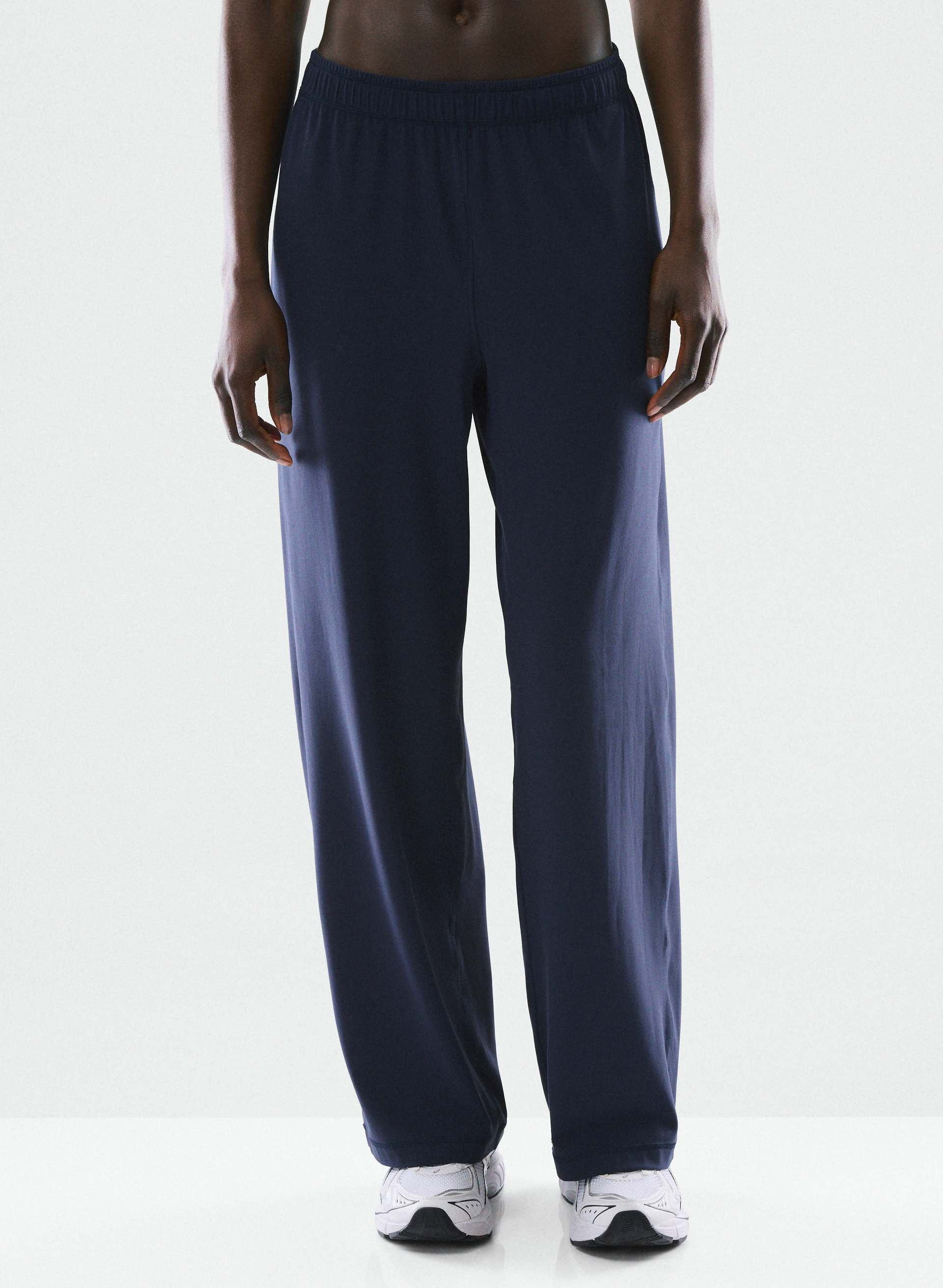 PANTALON RECOVERY - BUTTER - Pantalon molletonné décontracté à jambe large en tissu qui évacue la transpiration, avec cordon de serrage à la taille.. 
