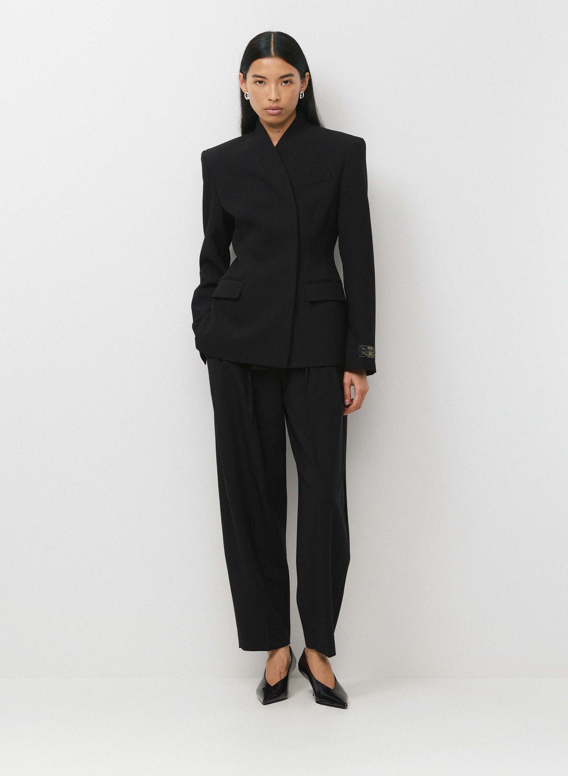 PANTALON MILIEU EN LAINE - Pantalon décontracté à taille mi-haute et à jambe de style baril en laine. 