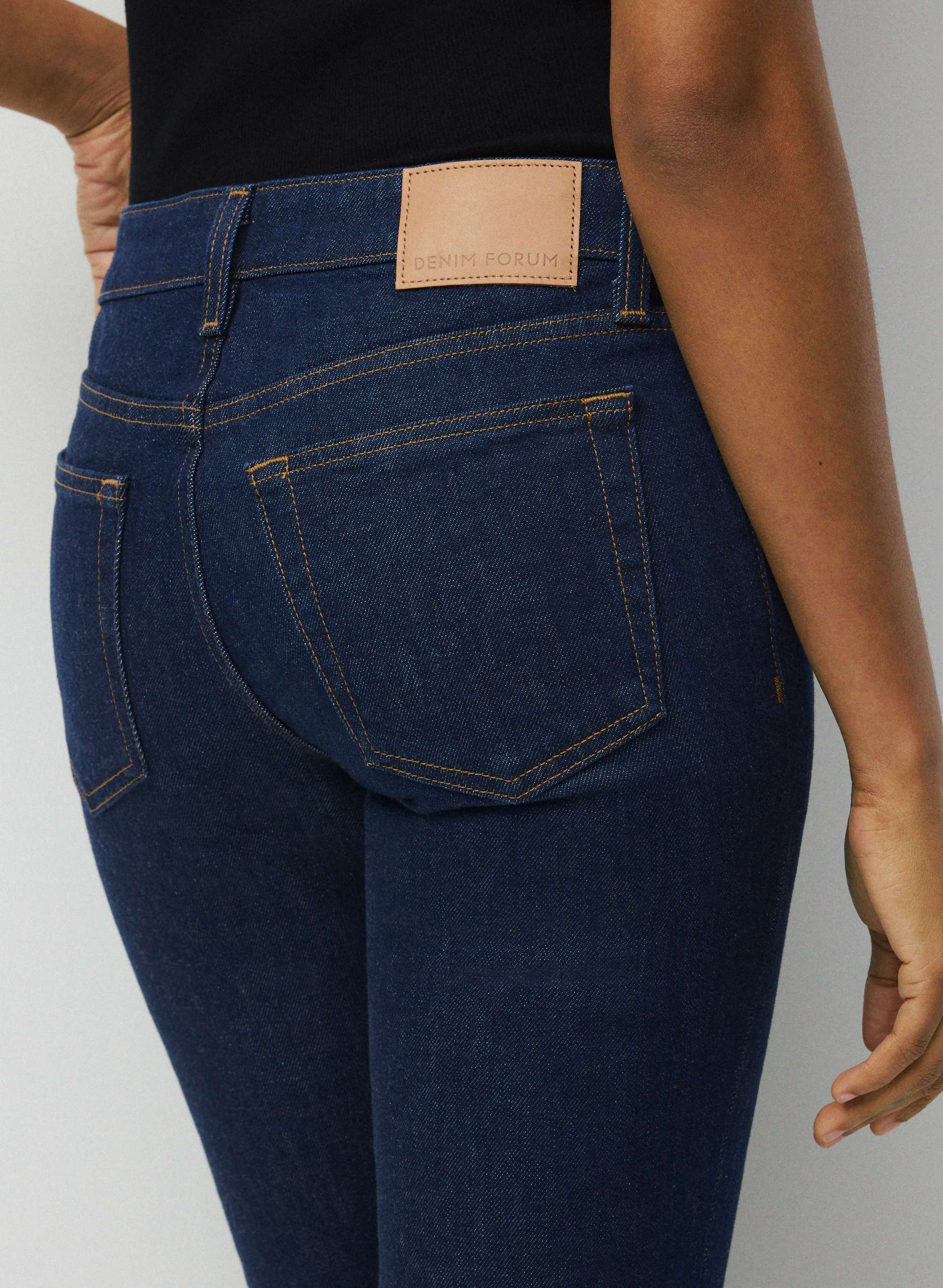 002 SLIM LO-RISE BOOTCUT JEAN | Aritzia