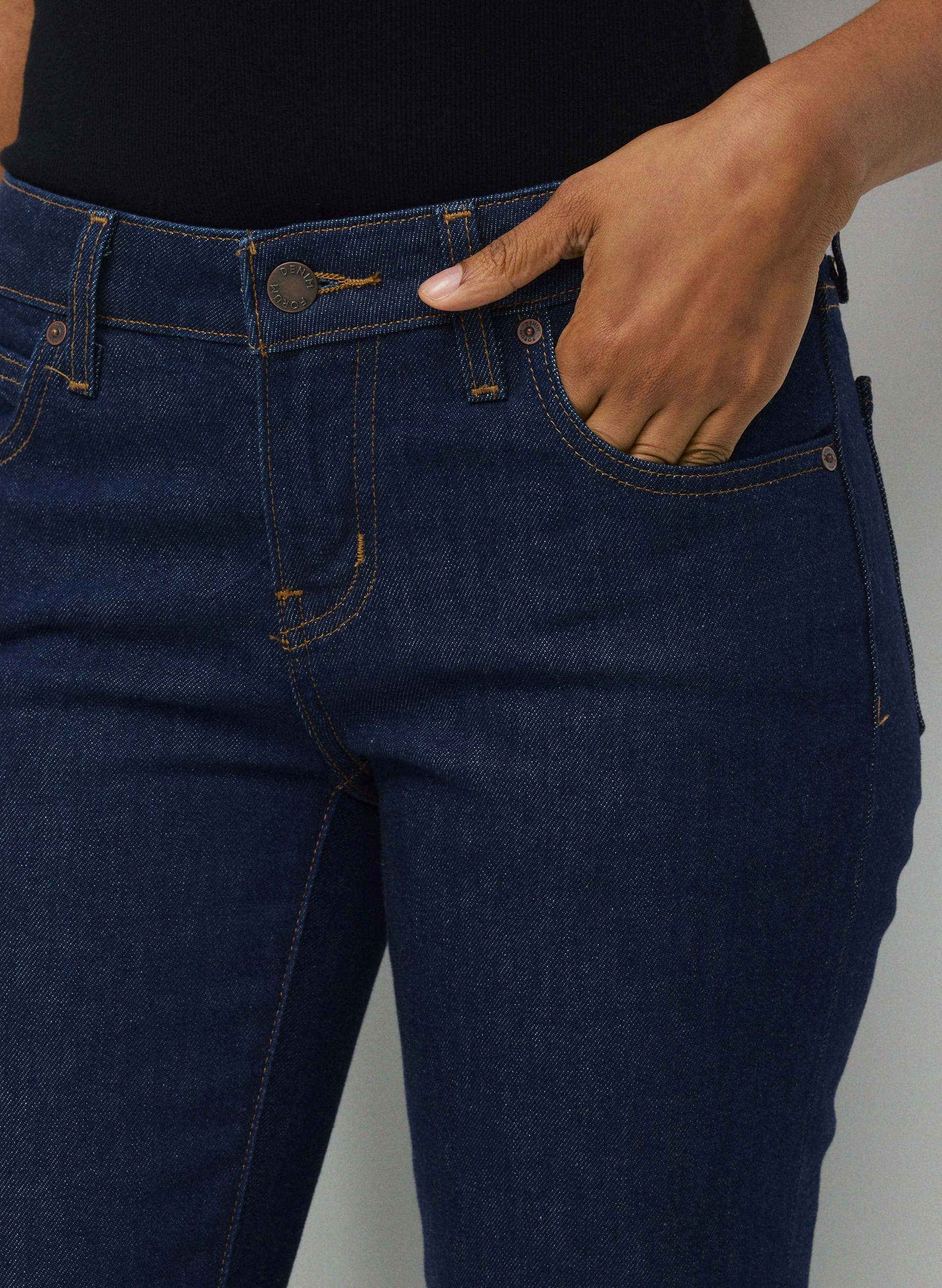 002 SLIM LO-RISE BOOTCUT JEAN | Aritzia
