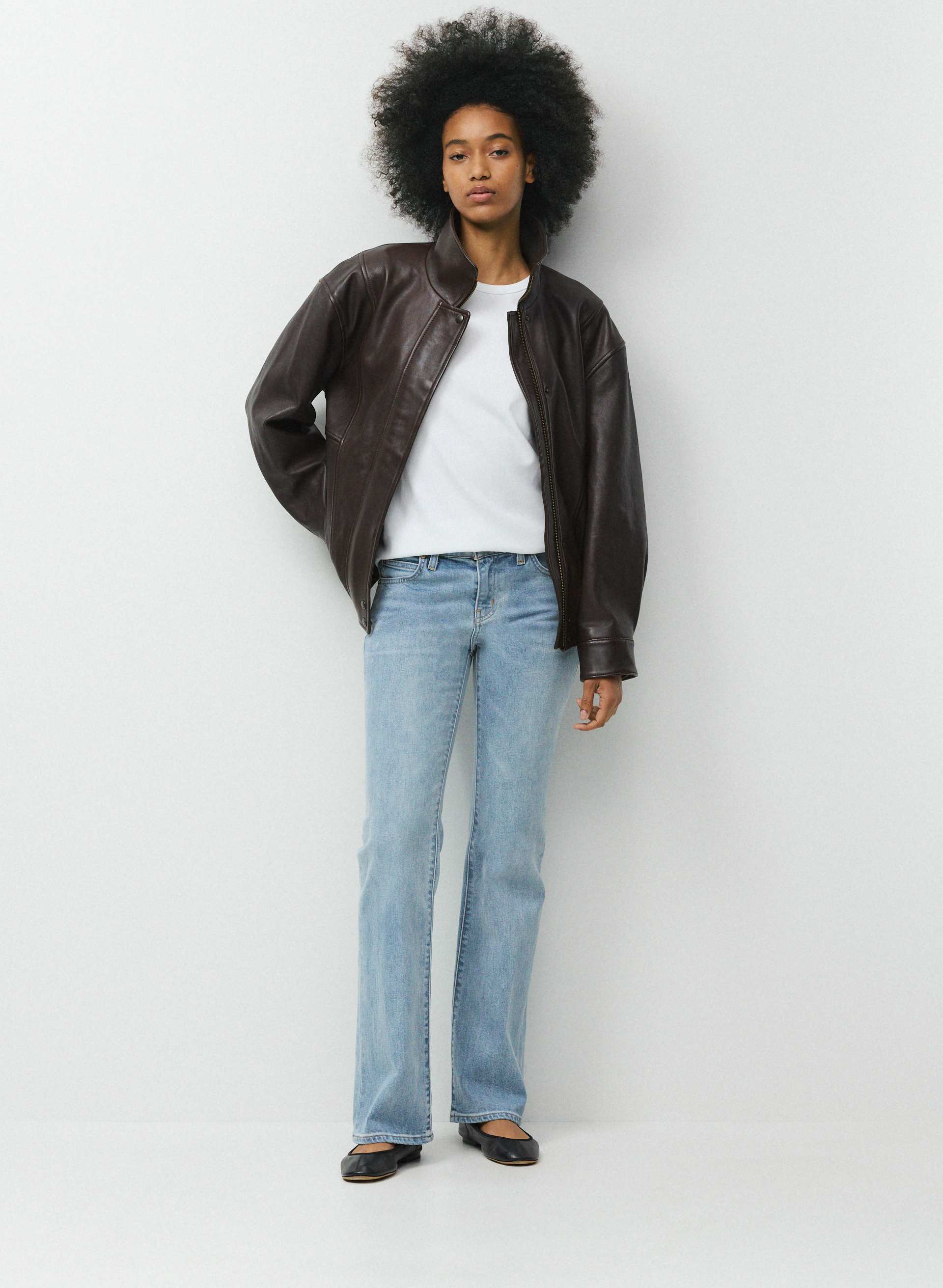 002 SLIM LO-RISE BOOTCUT JEAN | Aritzia