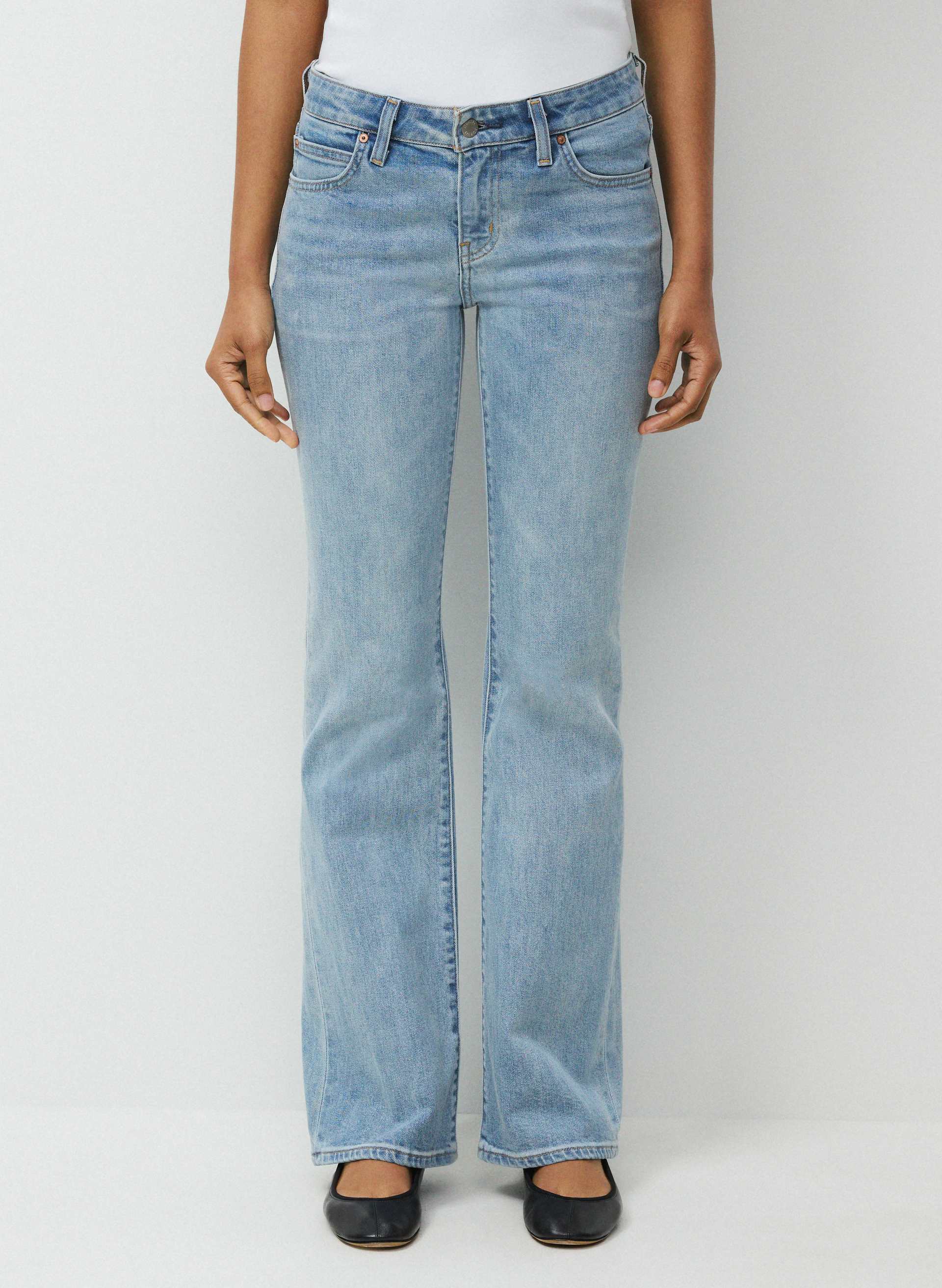 002 SLIM LO-RISE BOOTCUT JEAN | Aritzia