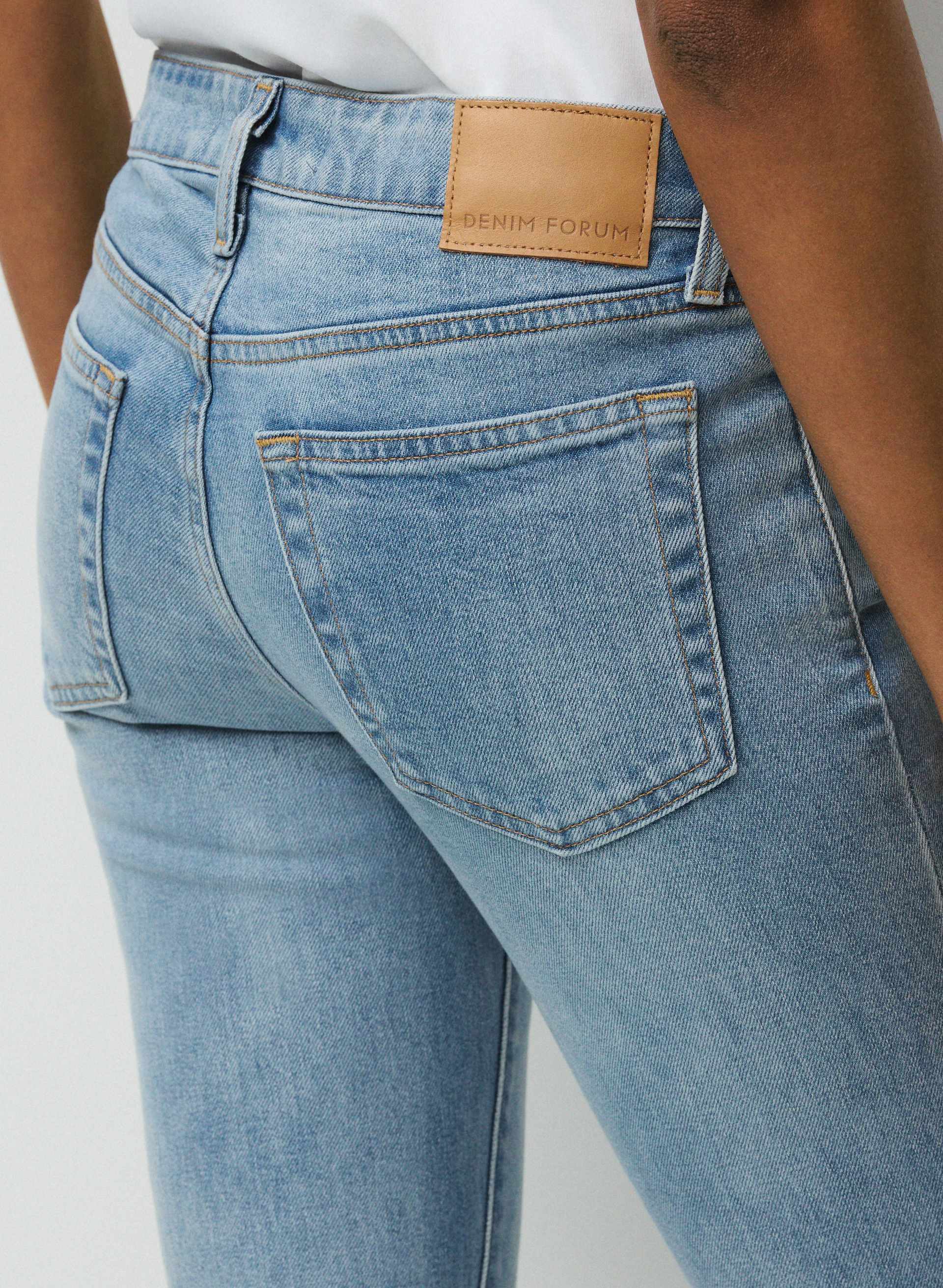 002 SLIM LO-RISE BOOTCUT JEAN | Aritzia