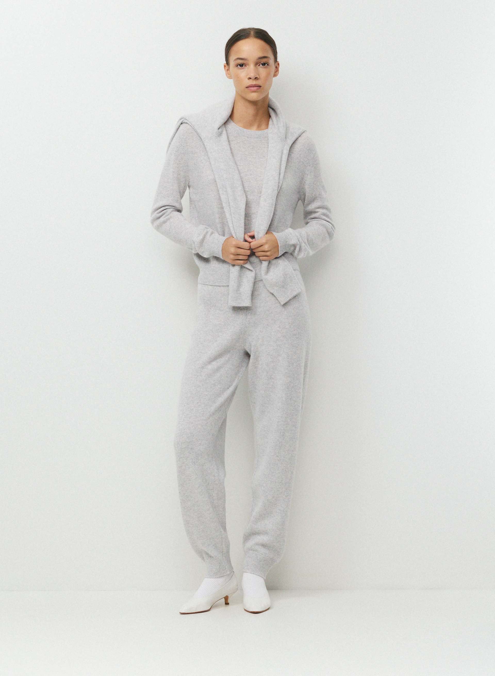 ESSENTIAL CASHMERE DECIPHER JOGGER - Midweight 100% cashmere mid-rise joggers. 