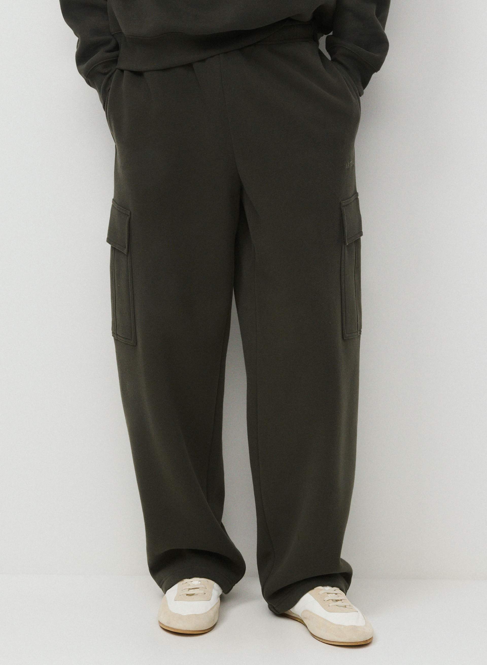 COZY SWEATFLEECE MEGA CARGO™ SWEATPANT MEN'S - Men's oversized wide-leg fleece cargo sweatpants. 