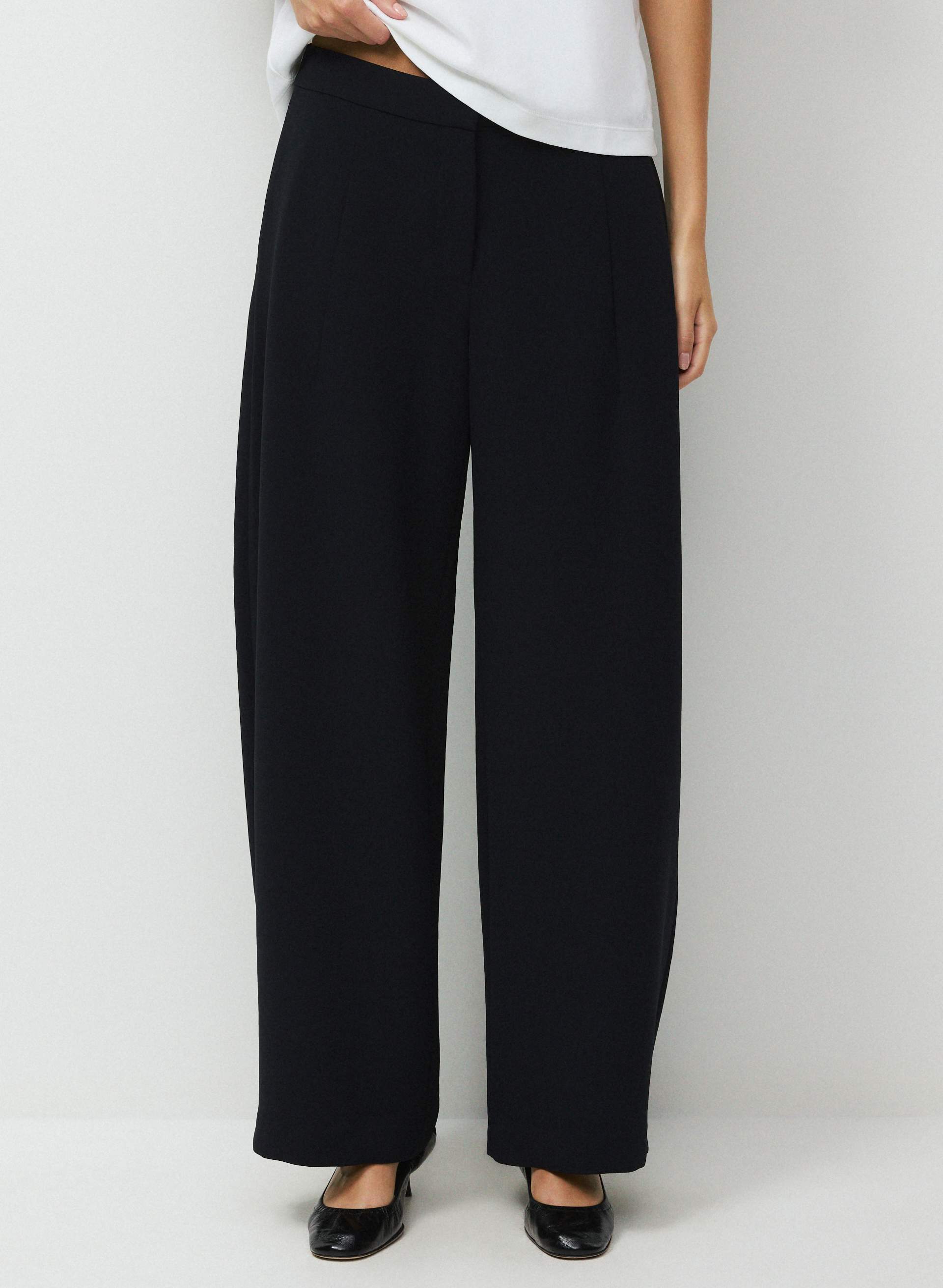 PANTALON HELIX À JAMBE DE STYLE BARIL - CREPETTE™ - Pantalon à taille basse et à jambe de style baril en crêpe japonais. 