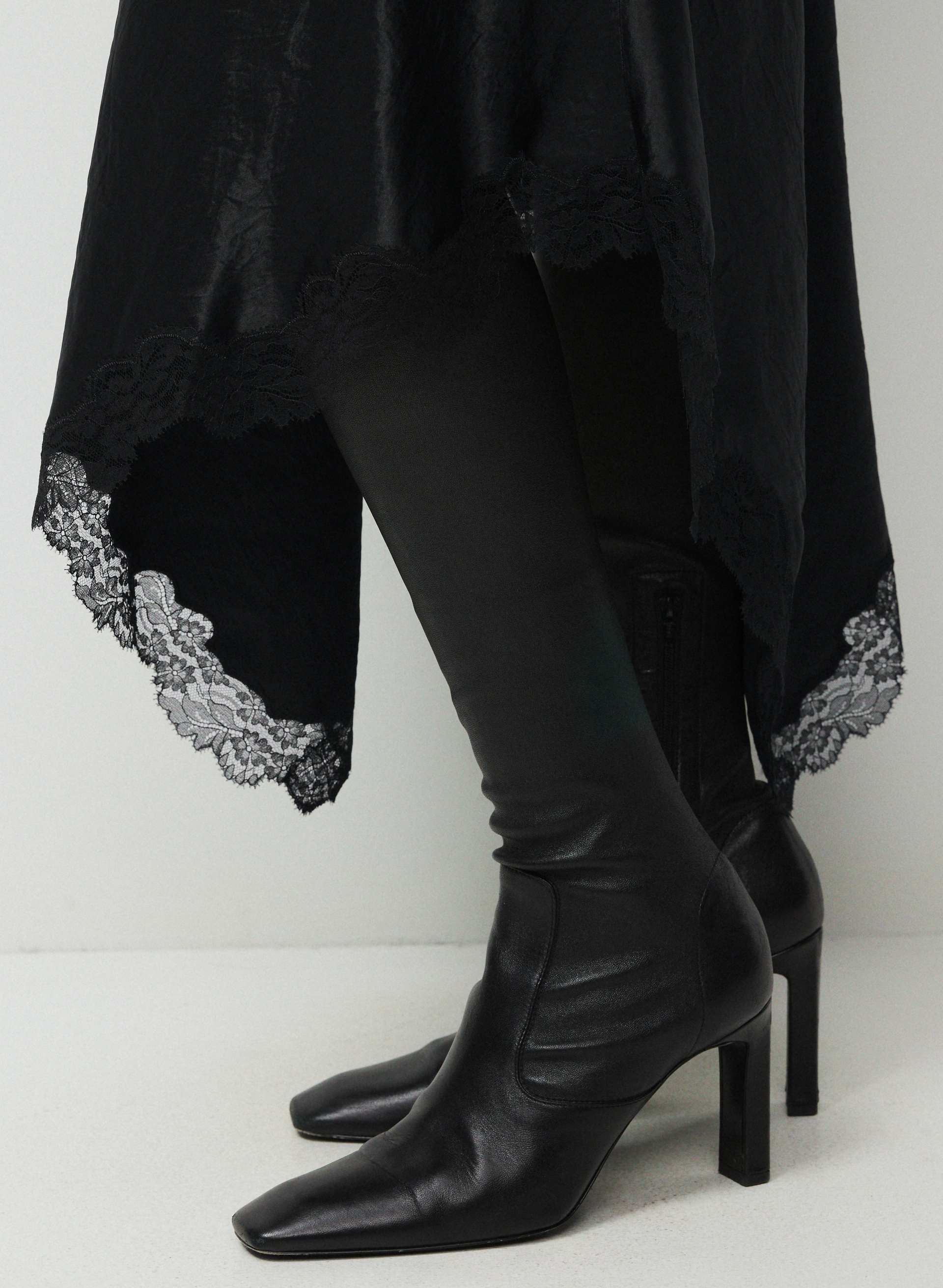 HEADLINE SATIN SKIRT | Aritzia
