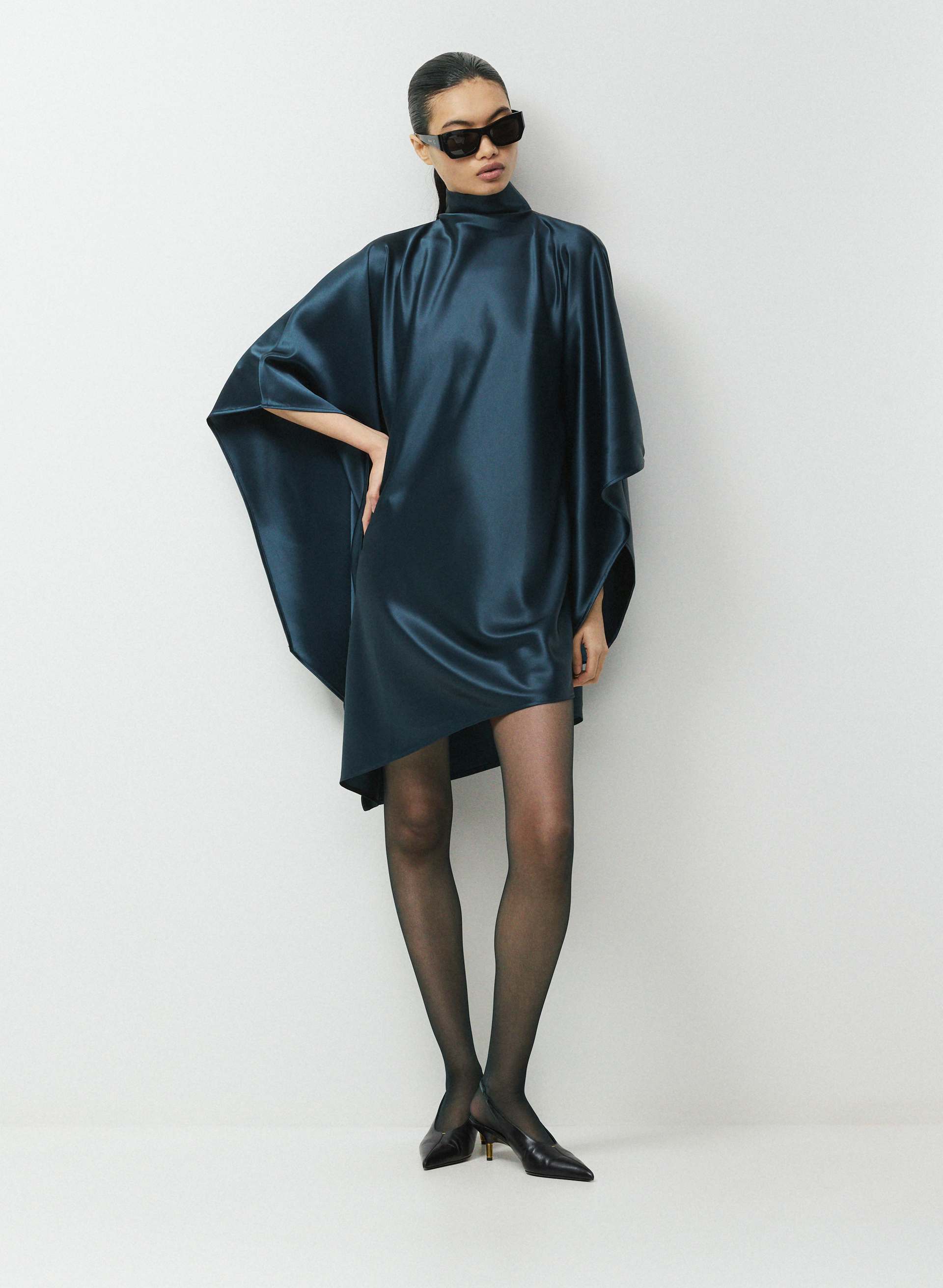 ROBE FAN EN SATIN - Minirobe à col cheminée en satin double face. 