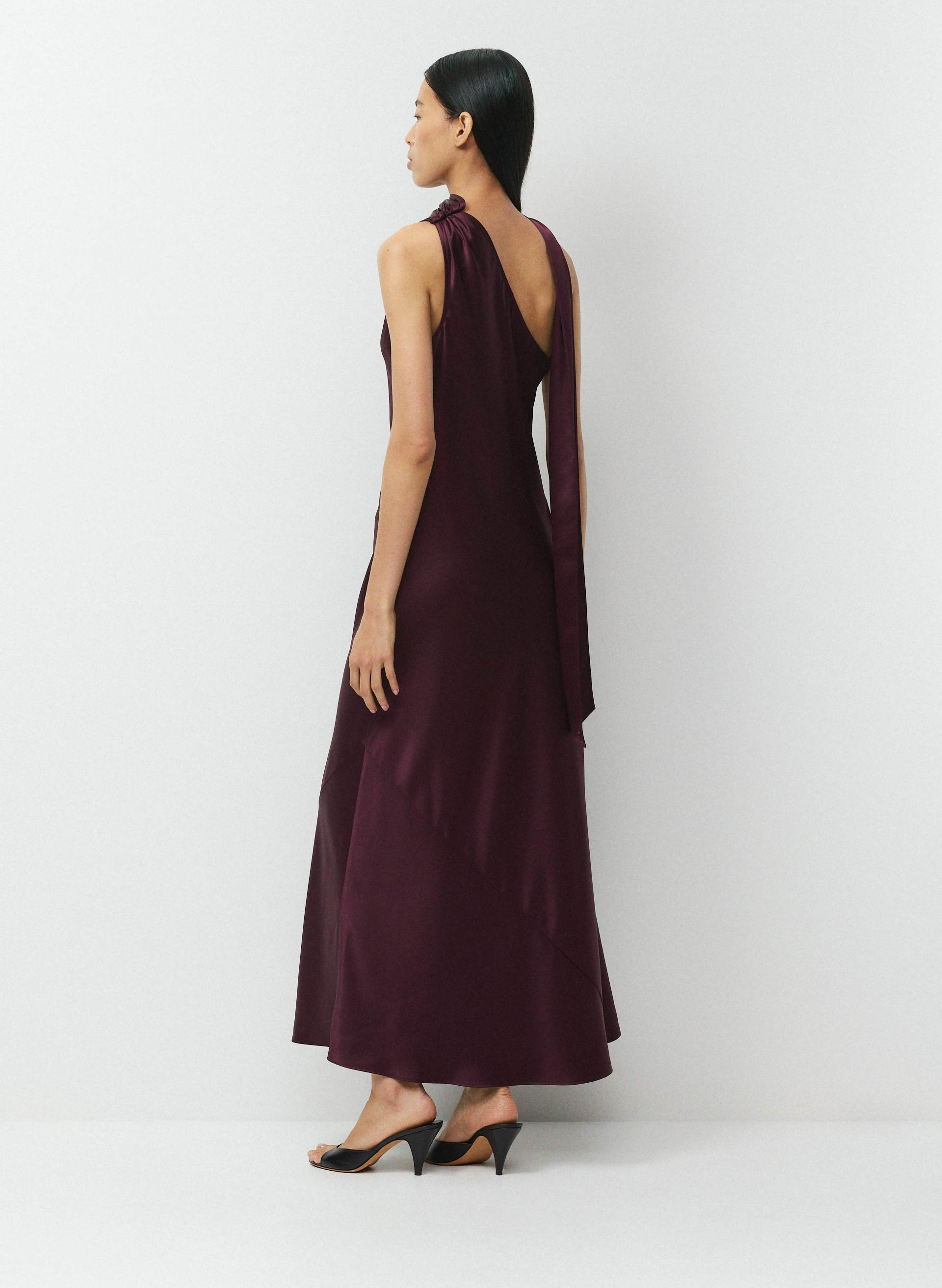 navy blue dress and suit Trim Fit 3 Piece Creme – Wedding Shoppe XUNRYAN Wedding Guests Dresses YGroup_colourway-merlo Color:Off White/Dusty Blue Tailored to photograph sharply
