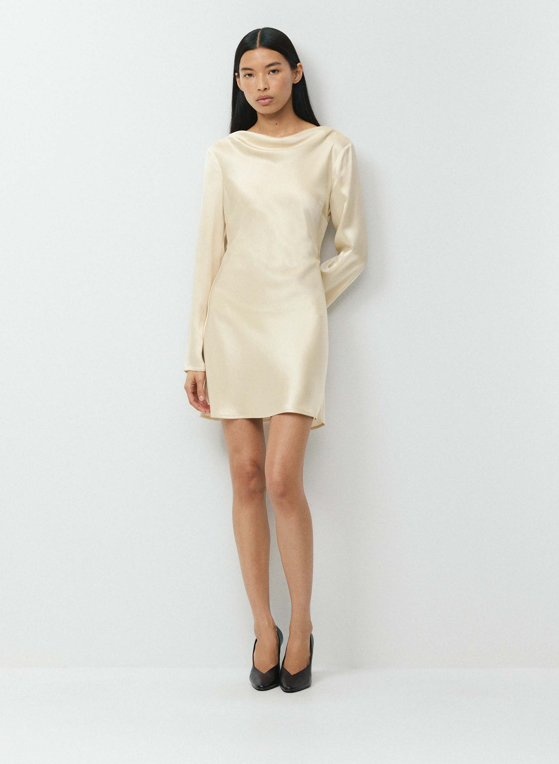 ROBE CHORÉO EN SATIN - Minirobe à encolure bateau en satin double face. 
