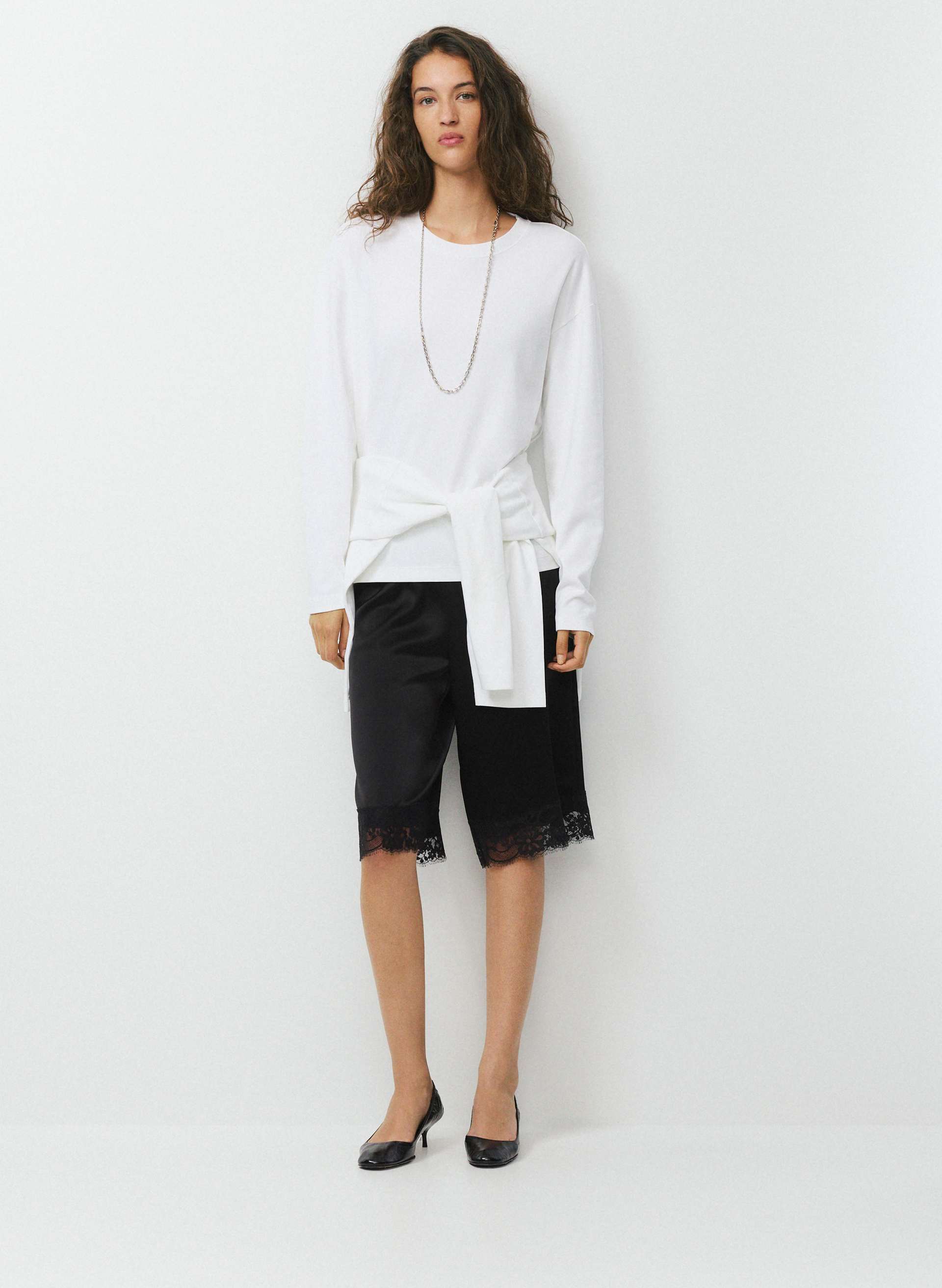 MITTE SATIN SHORT - Double satin long shorts with lace trim. 