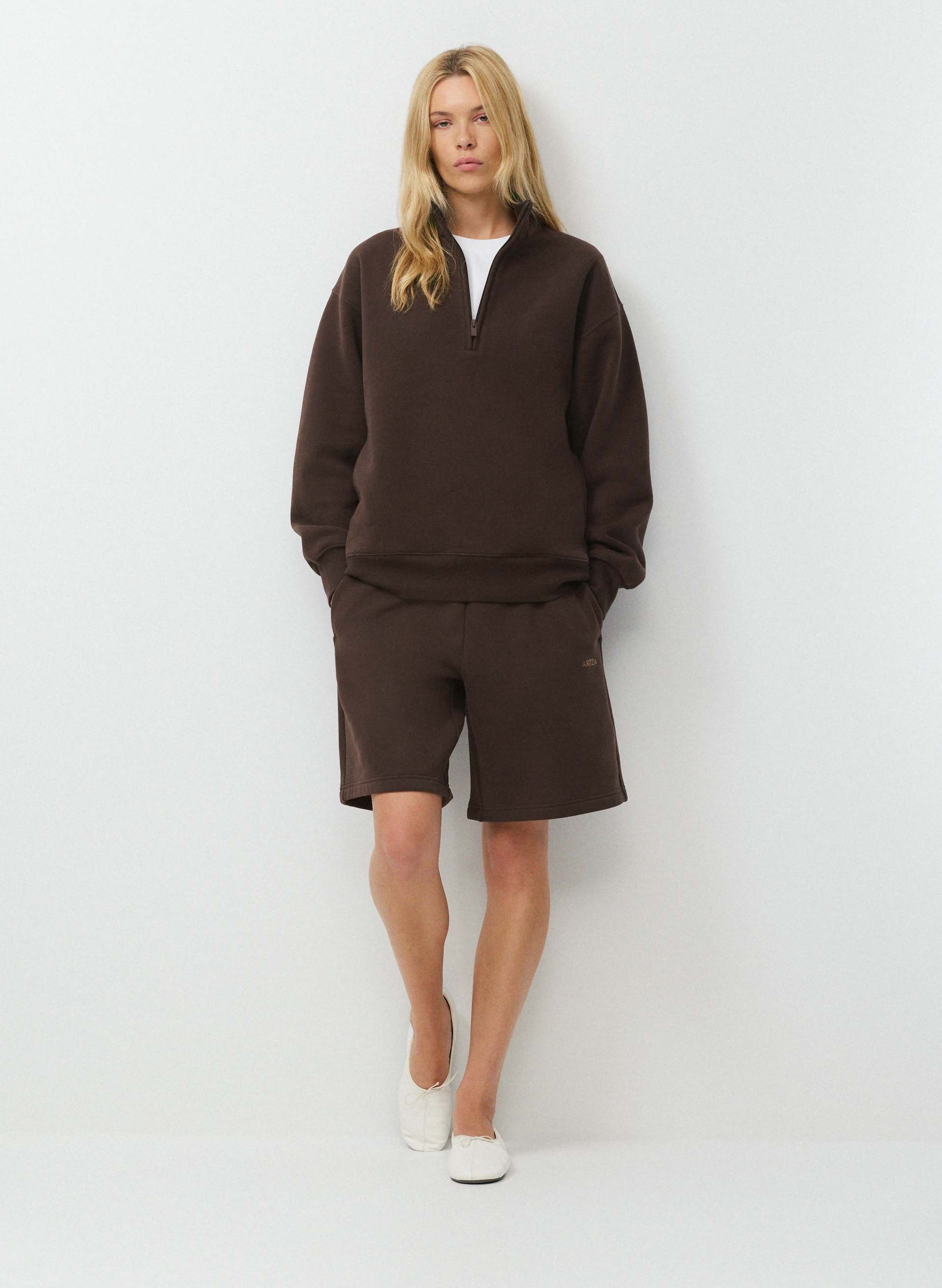 COZY SWEATFLEECE MEGA ABOVE-KNEE SHORT - Oversized mid-rise, above-knee fleece sweatshorts. 