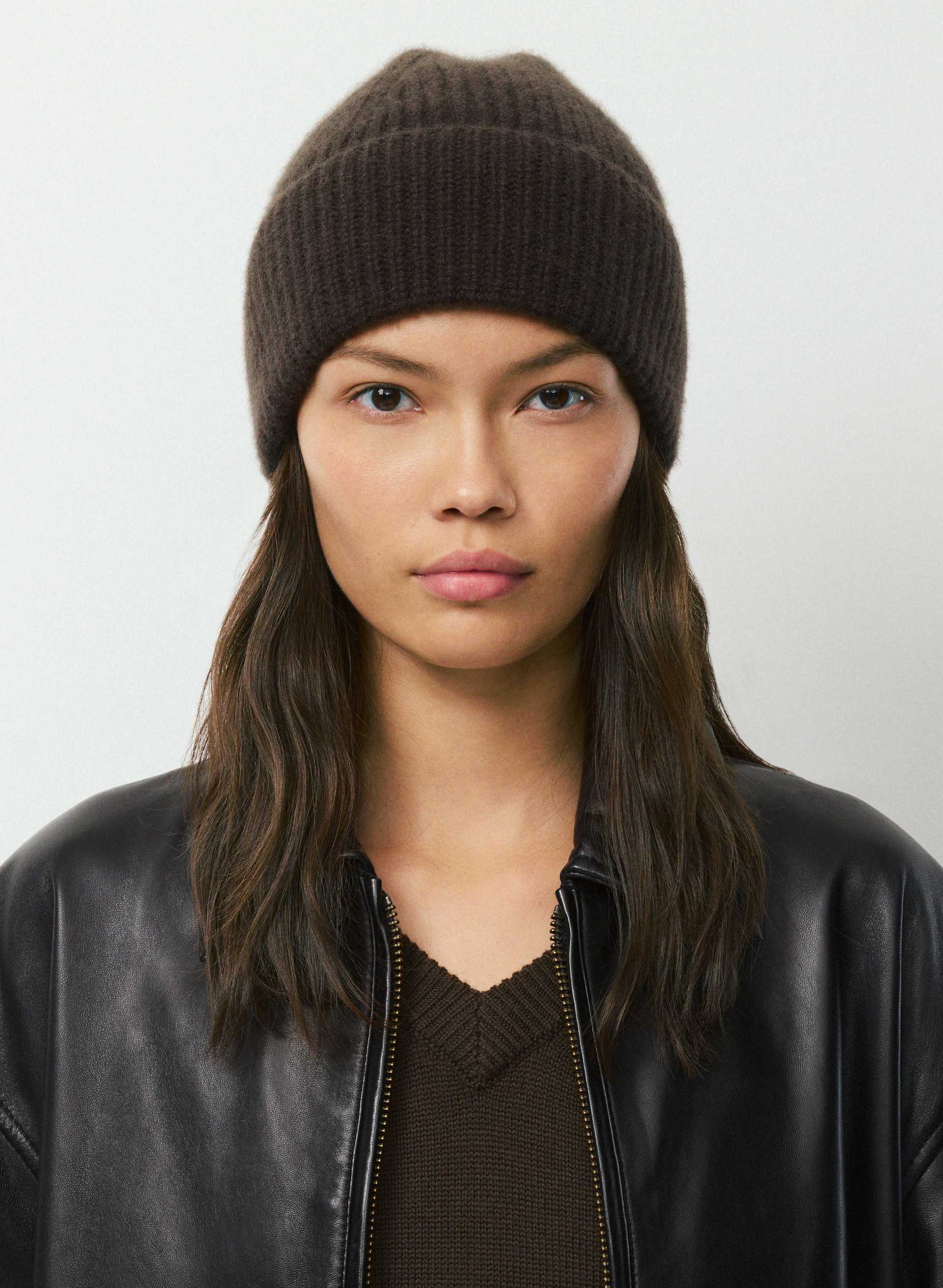 CASHMERE CRESTED BEANIE | Aritzia