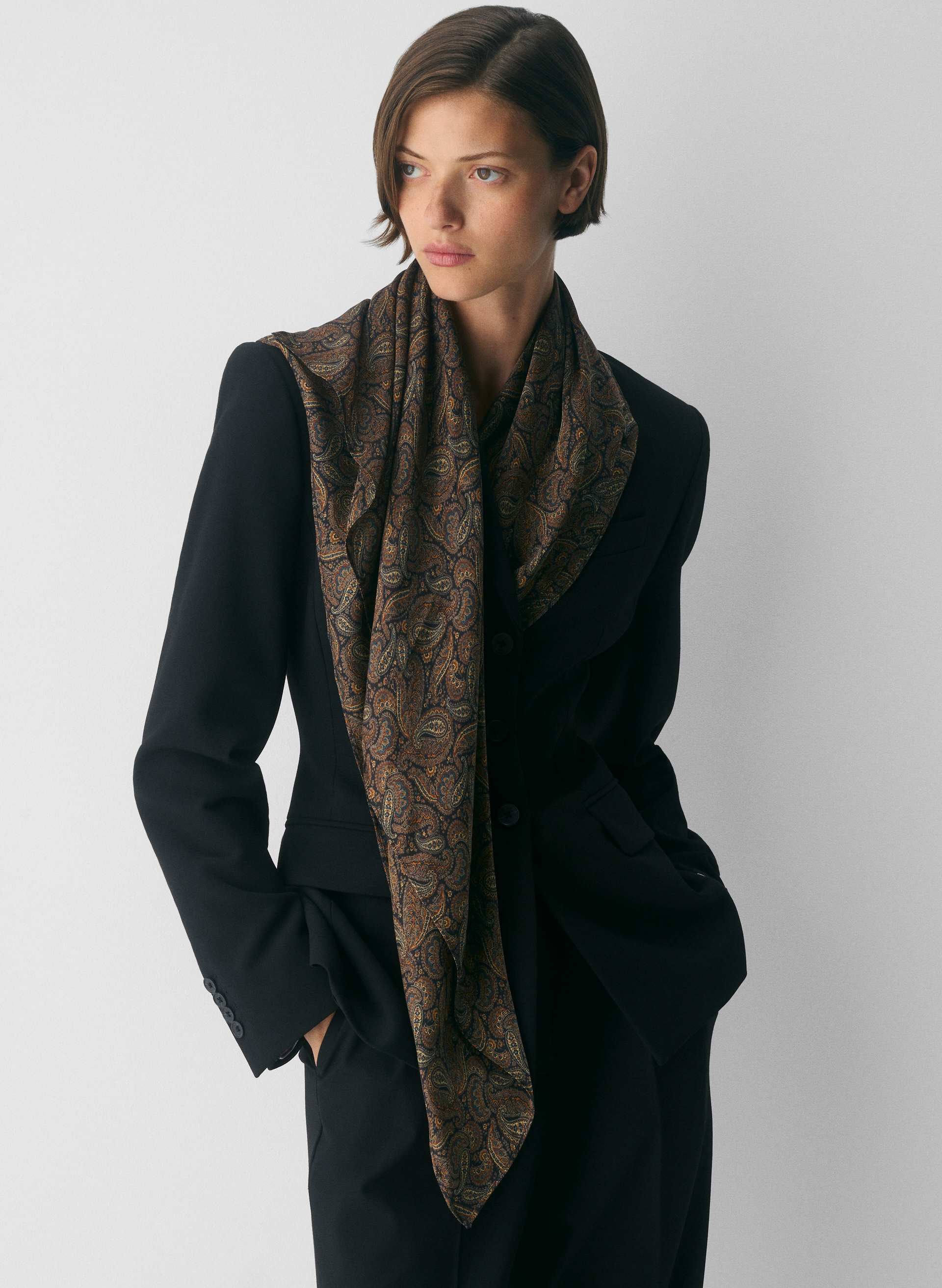 GRAND FOULARD LOREN EN SOIE | Aritzia