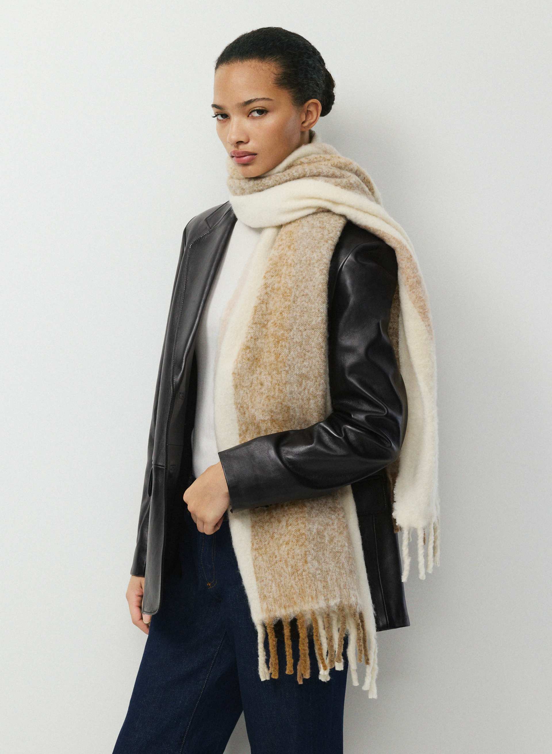TWIST SCARF | Aritzia