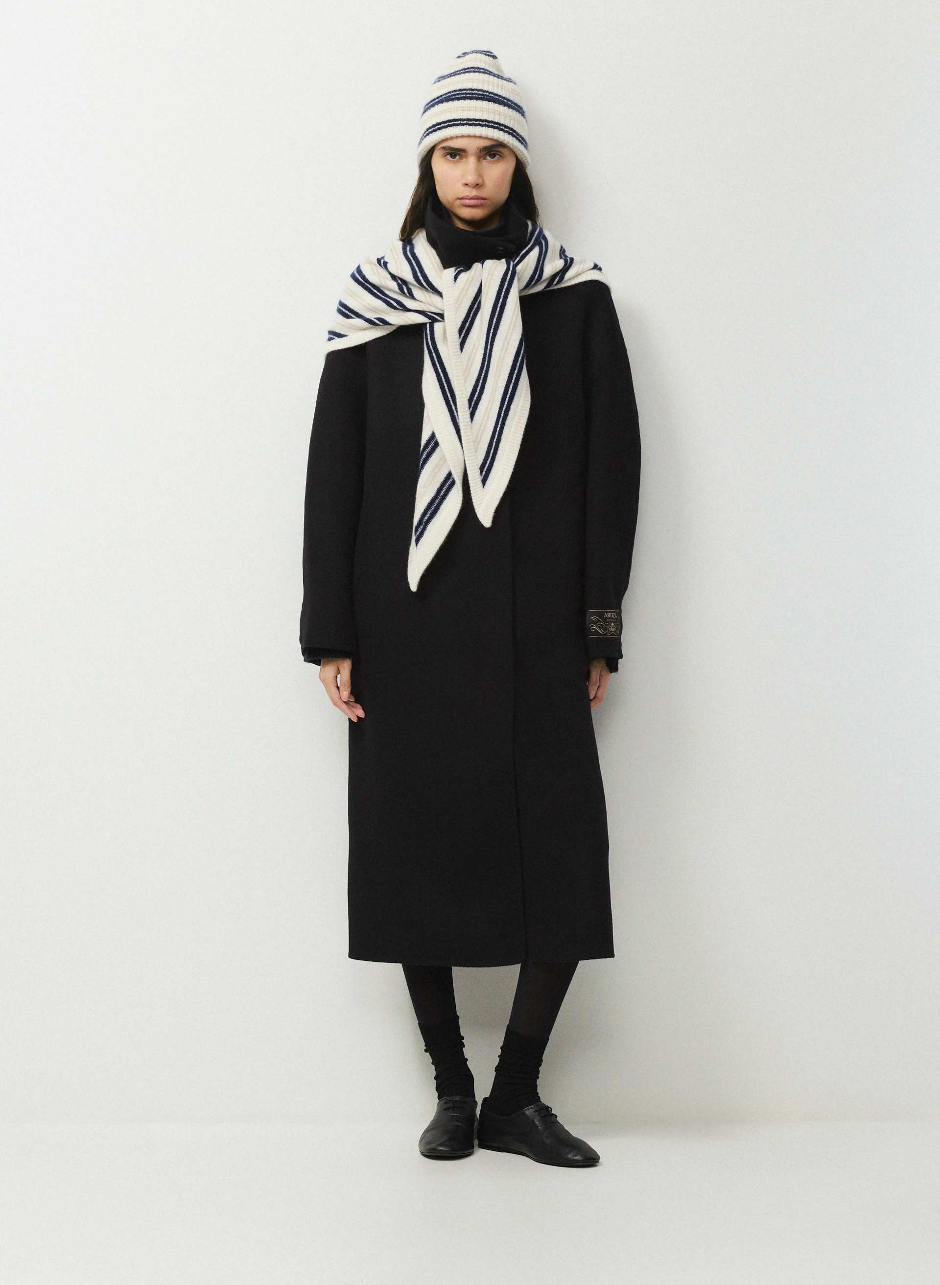 ESSENTIAL CASHMERE KEY LARGE TRIANGLE SCARF - Midweight 100% cashmere triangle scarf with ribbed edge. 