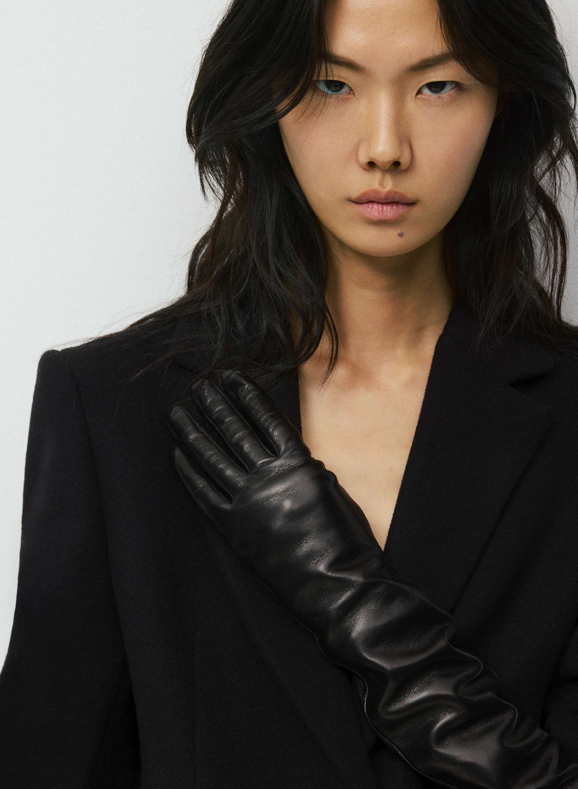 RENOWN LEATHER EXTRA-LONG GLOVES | Aritzia