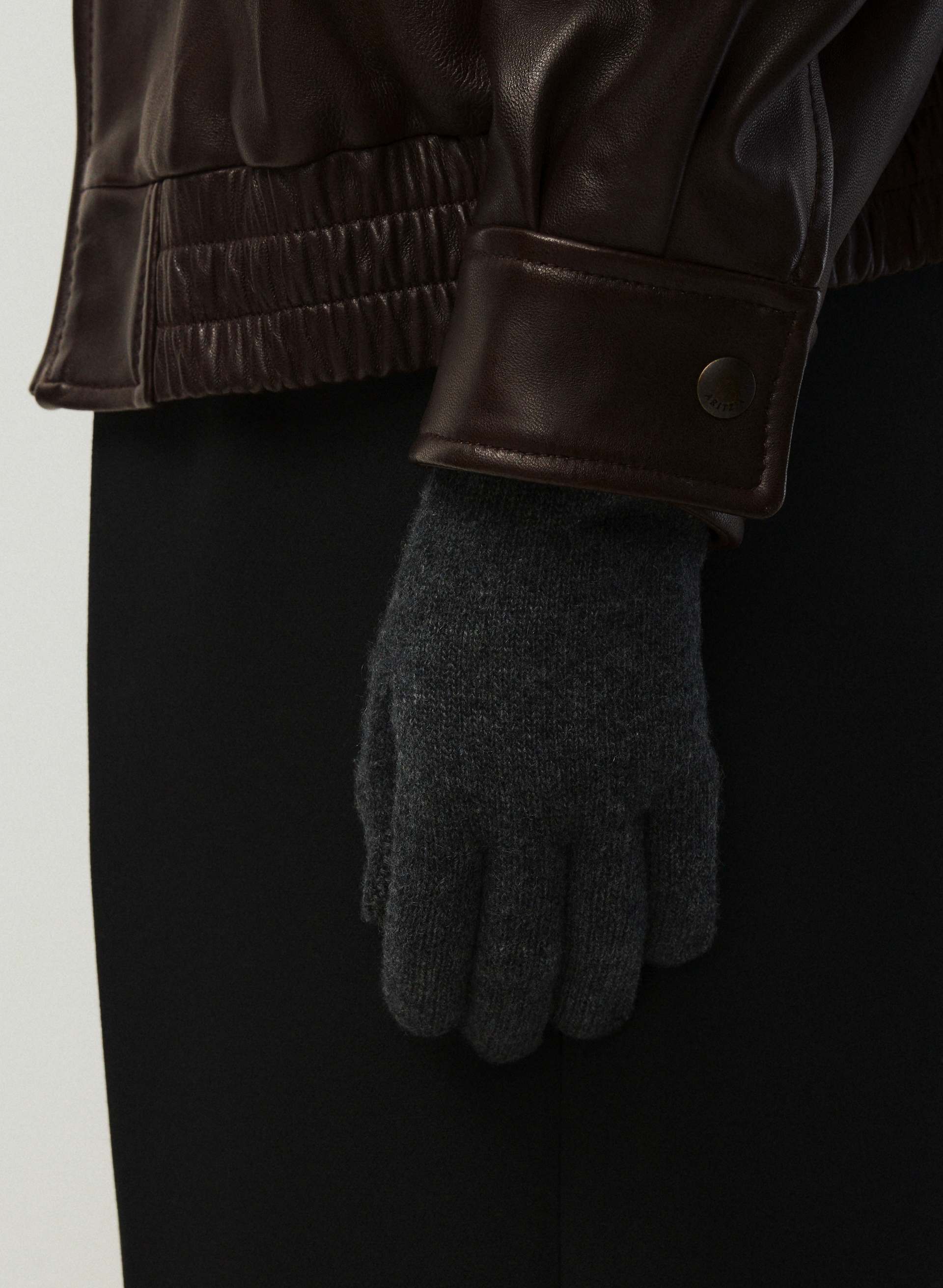 CASHMERE EXALT TECH GLOVES | Aritzia
