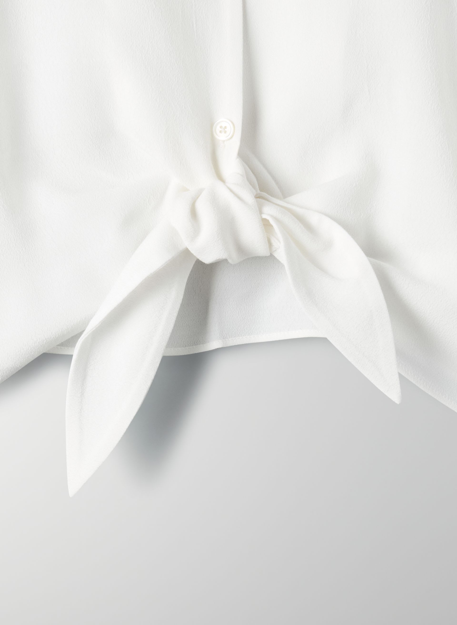 LA BLOUSE NOUÉE À L'AVANT | Aritzia