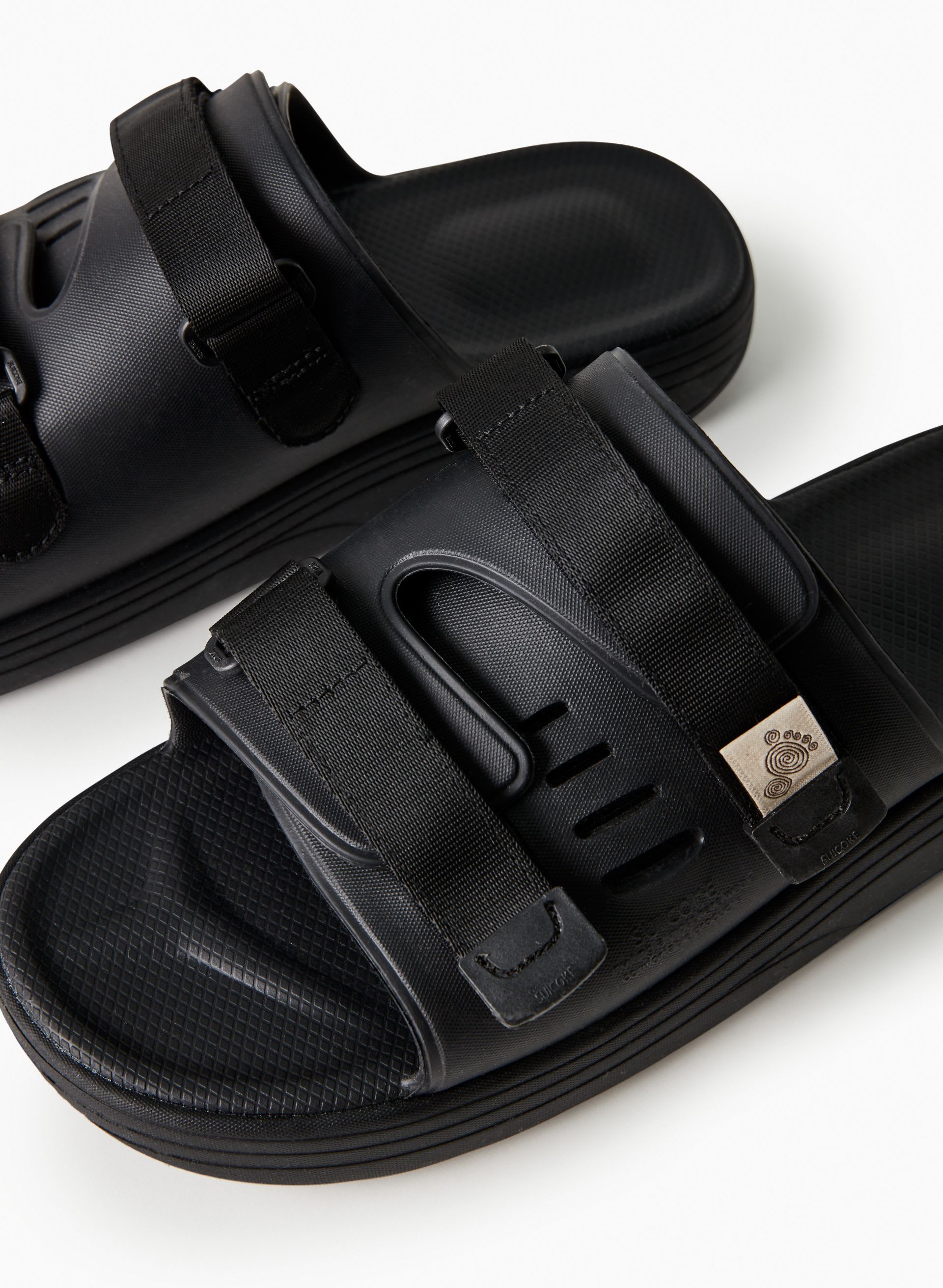Suicoke | URICH Black Minimalist Sandal | 8 (Men’s) 10 (Women’s) Suicoke Urich | Aritzia US main image 2