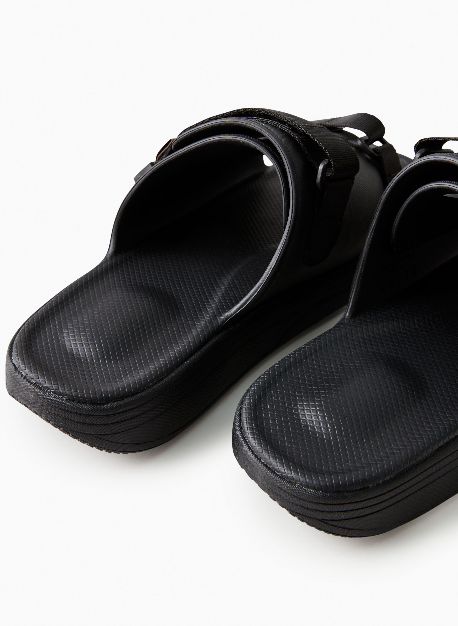 Suicoke | URICH Black Minimalist Sandal | 8 (Men’s) 10 (Women’s) Suicoke Urich | Aritzia US main image 4