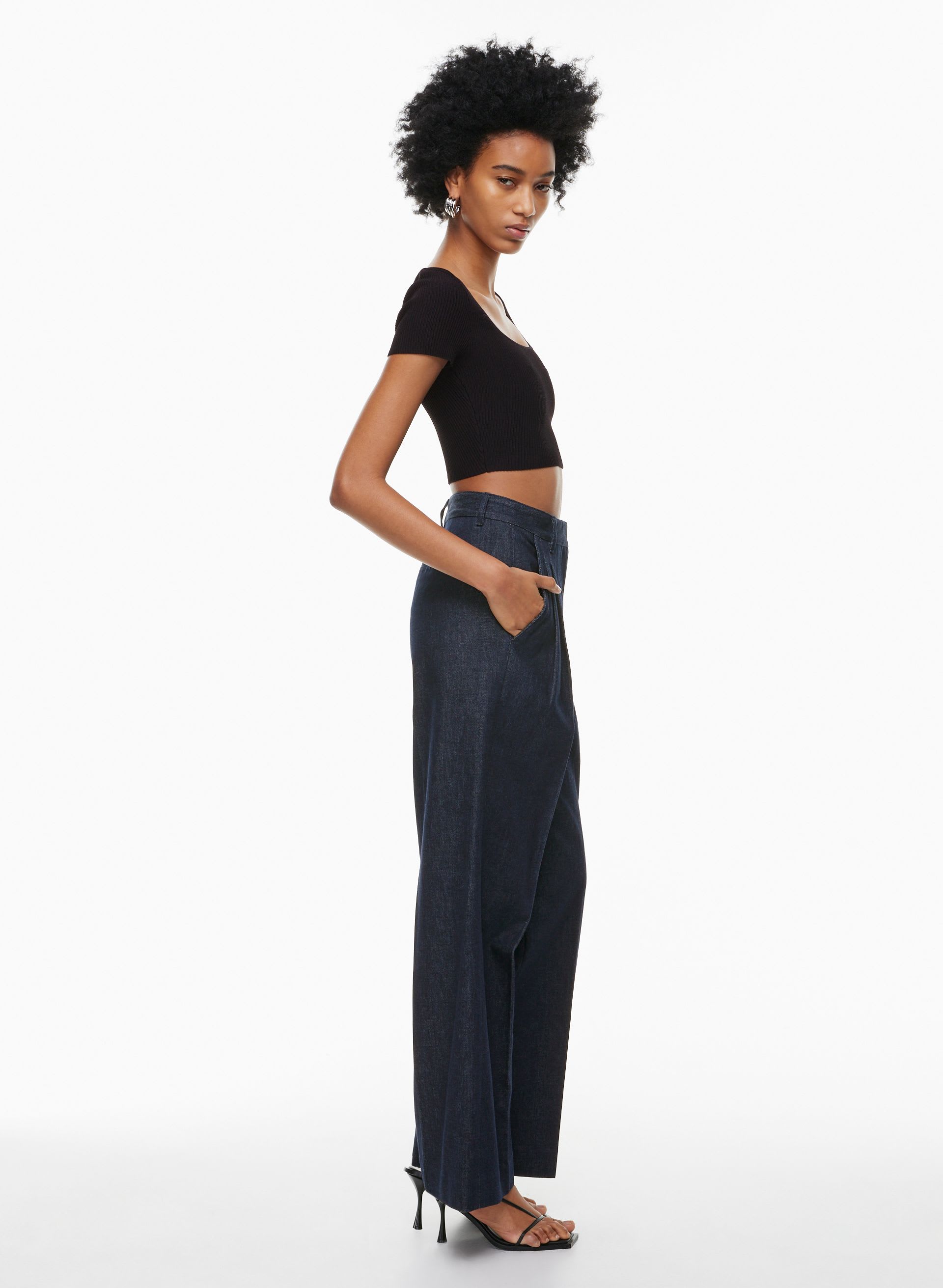 HAUT À ENCOLURE CARRÉE EN TRICOT SCULPTANT | Aritzia