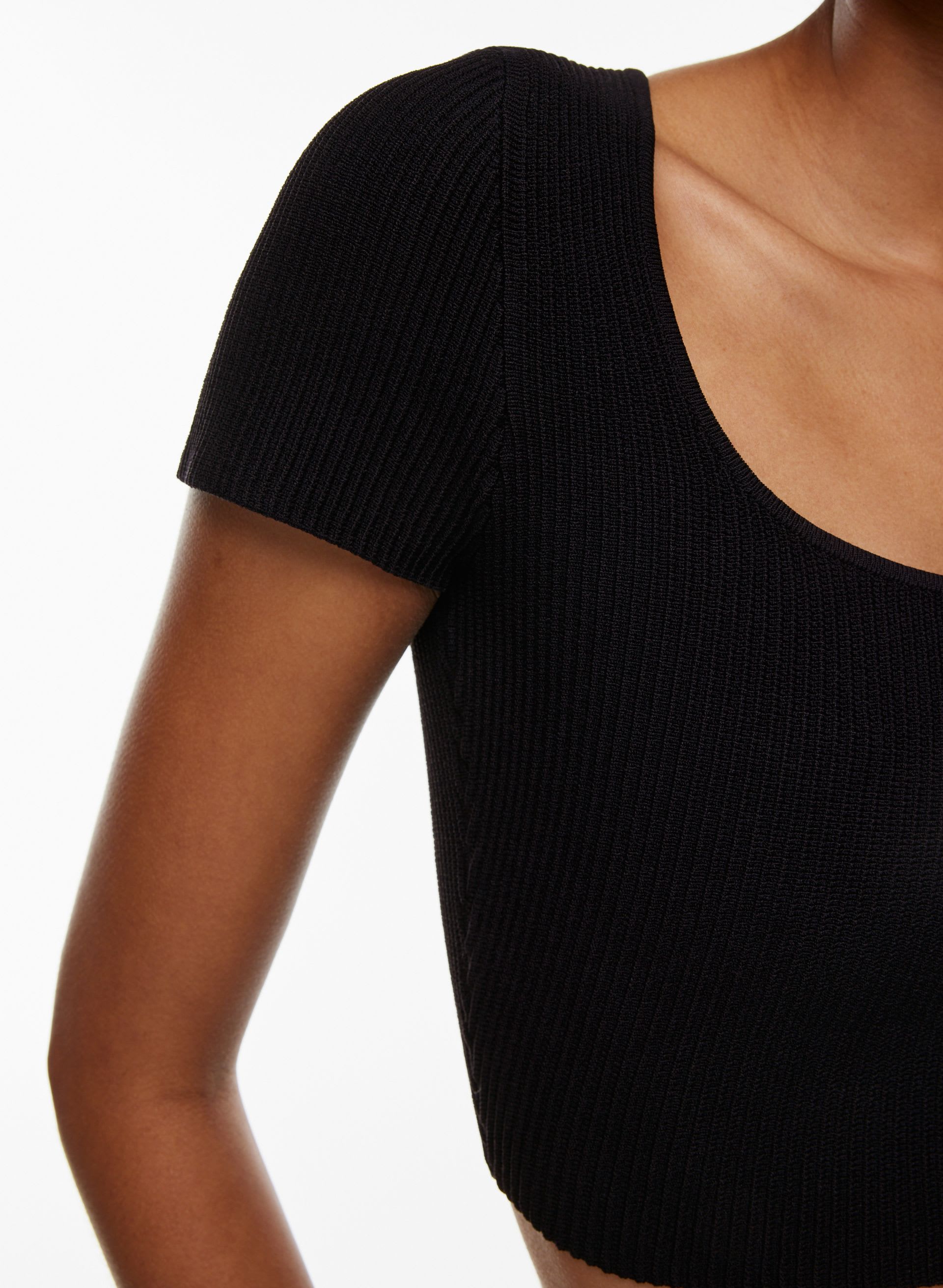 HAUT À ENCOLURE CARRÉE EN TRICOT SCULPTANT | Aritzia