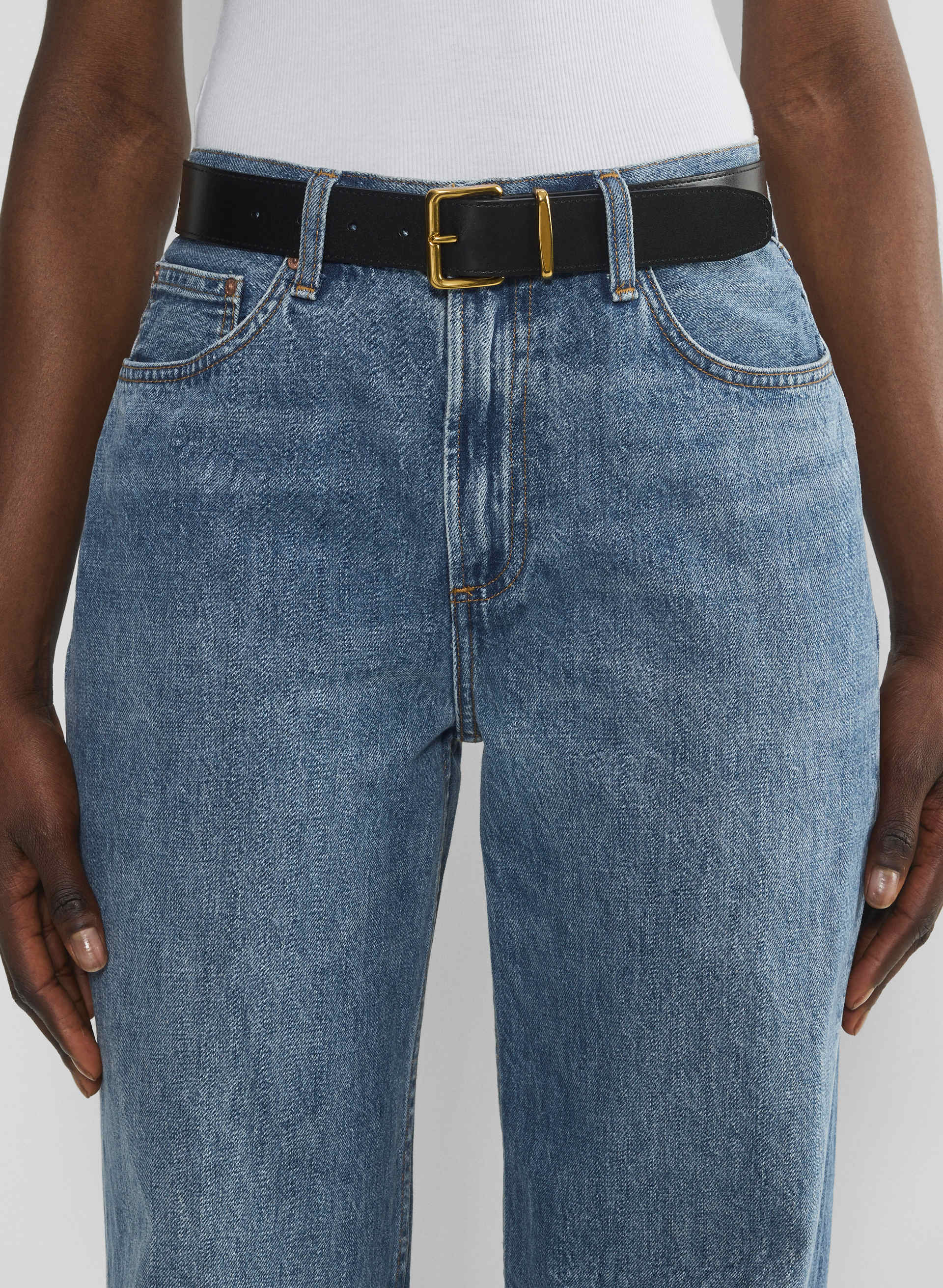 EMBLEM SOLID BRASS LEATHER WIDE BELT | Aritzia