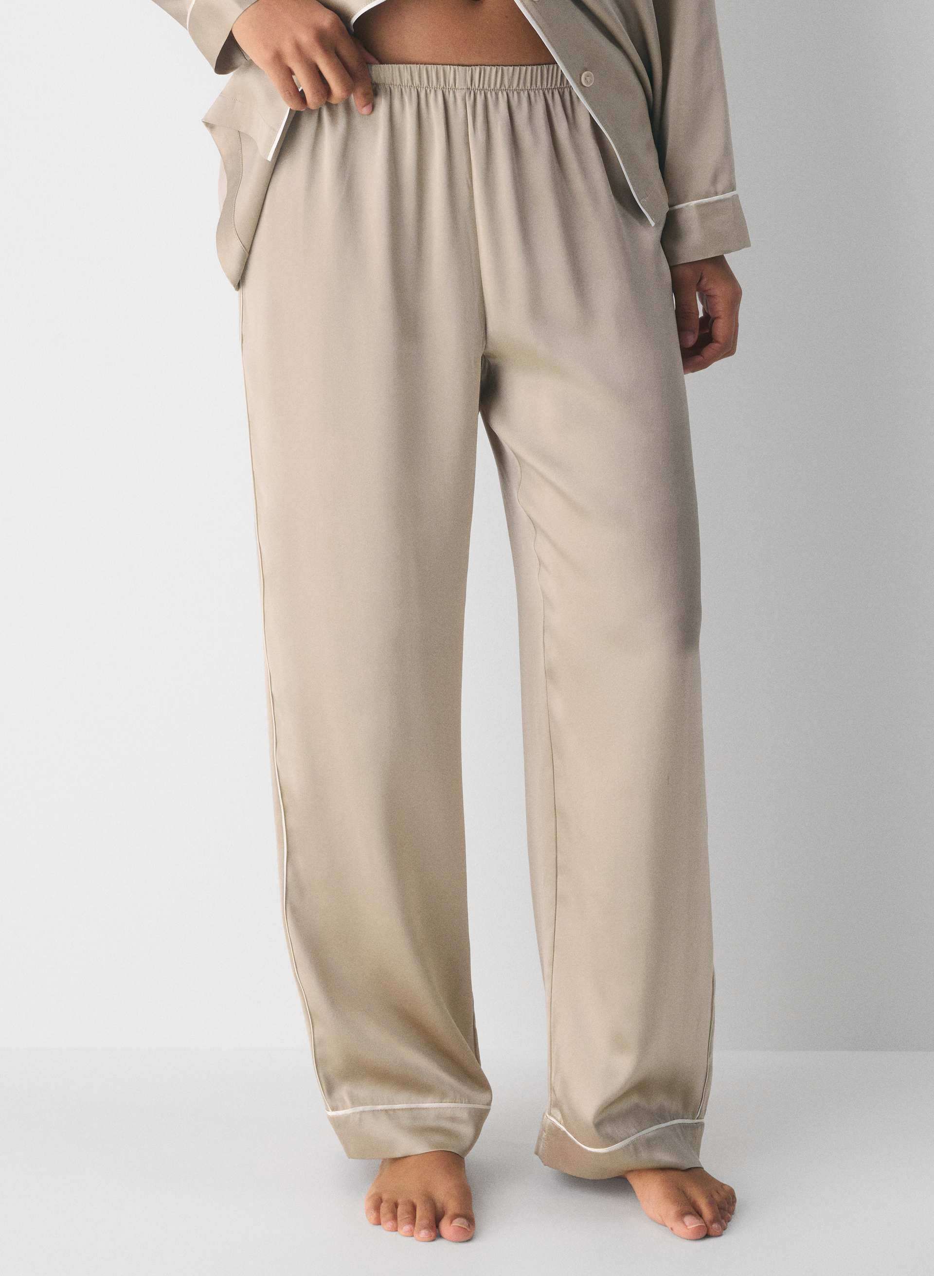 PANTALON DE PYJAMA NIGHTSIDE EN SOIE - Pantalon de pyjama à taille mi-haute et à jambe large en soie pure. 