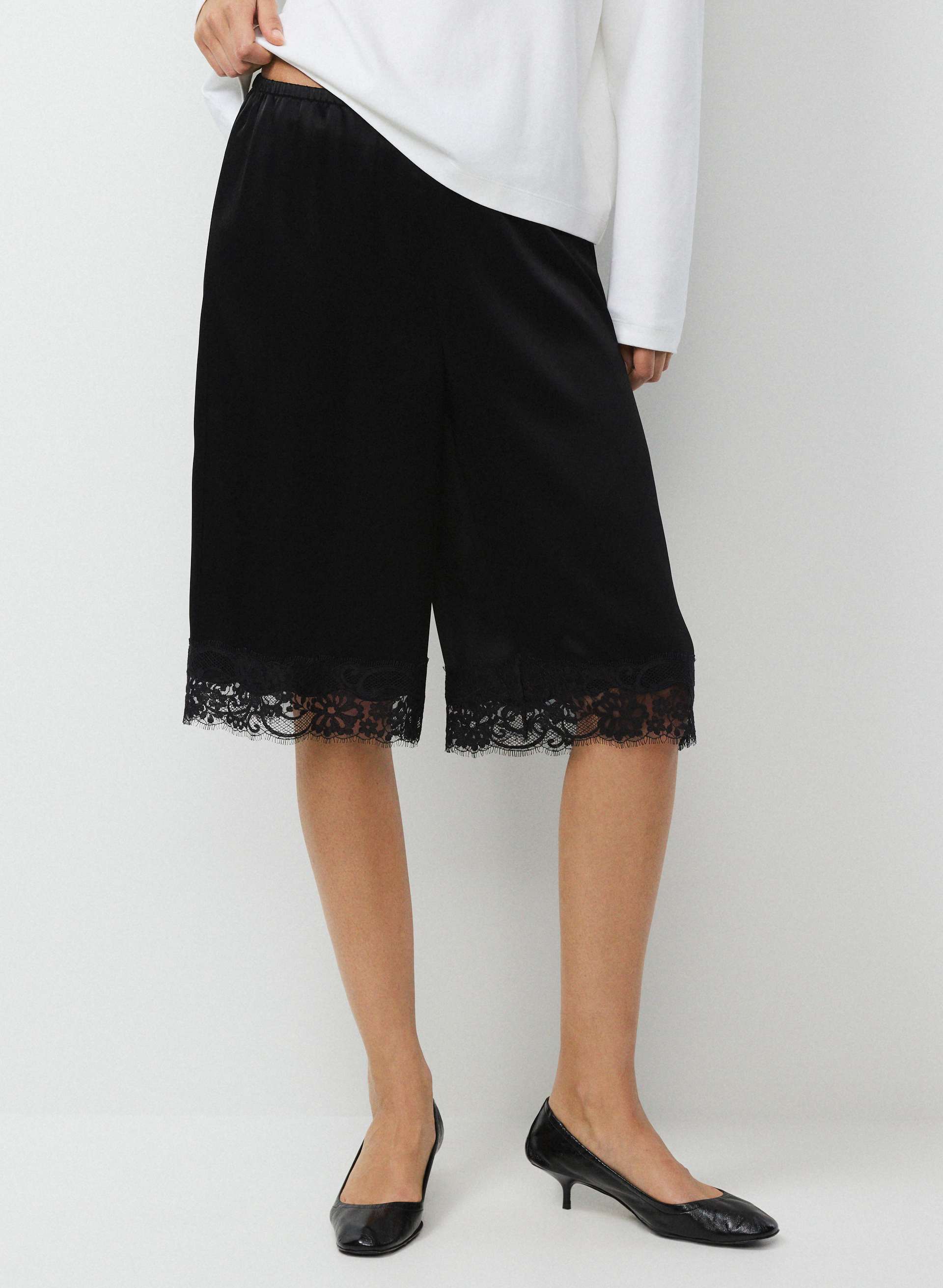 MITTE SATIN SHORT | Aritzia