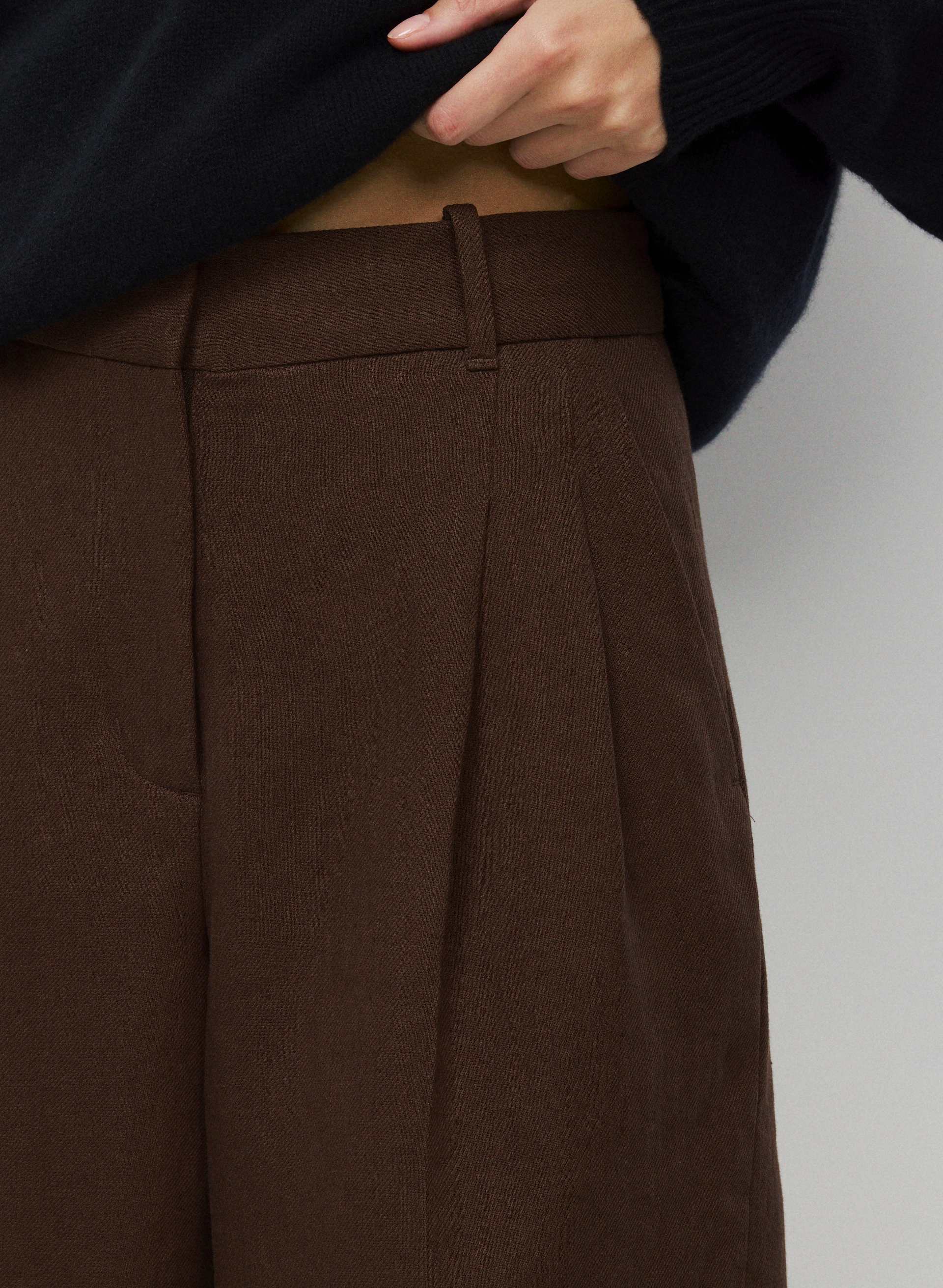 THE EFFORTLESS SHORT™ ABOVE-KNEE | Aritzia