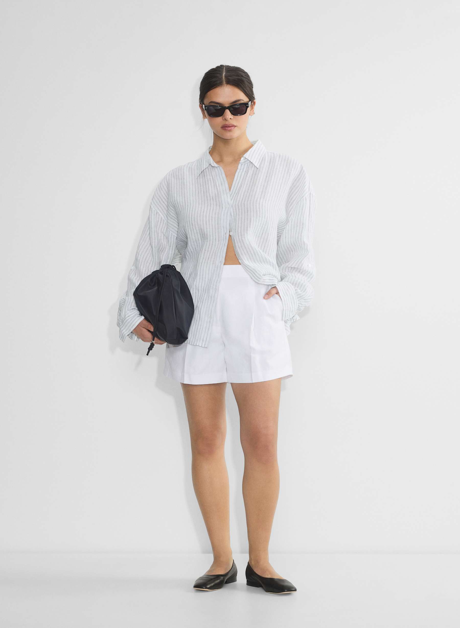 Aritzia The Effortless Short%E2%84%A2 Curve Fit Mid Thigh — photo 1