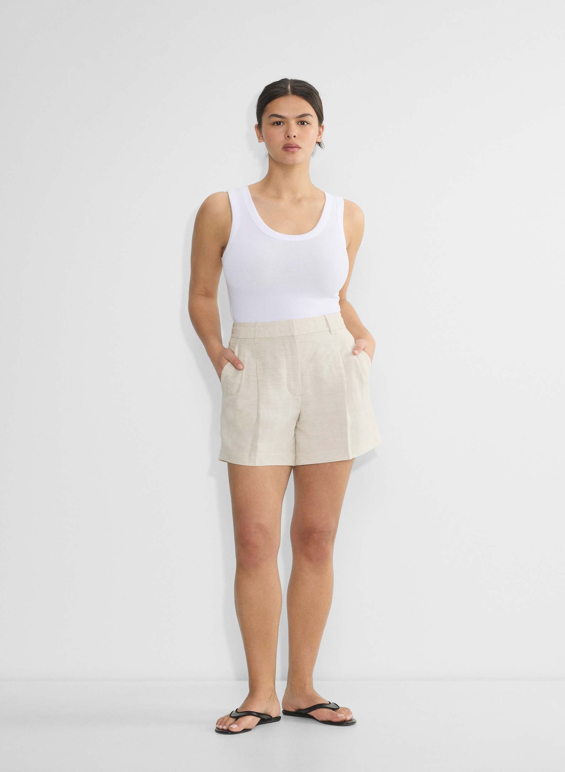 Aritzia The Effortless Short%E2%84%A2 Curve Fit Mid Thigh — photo 1
