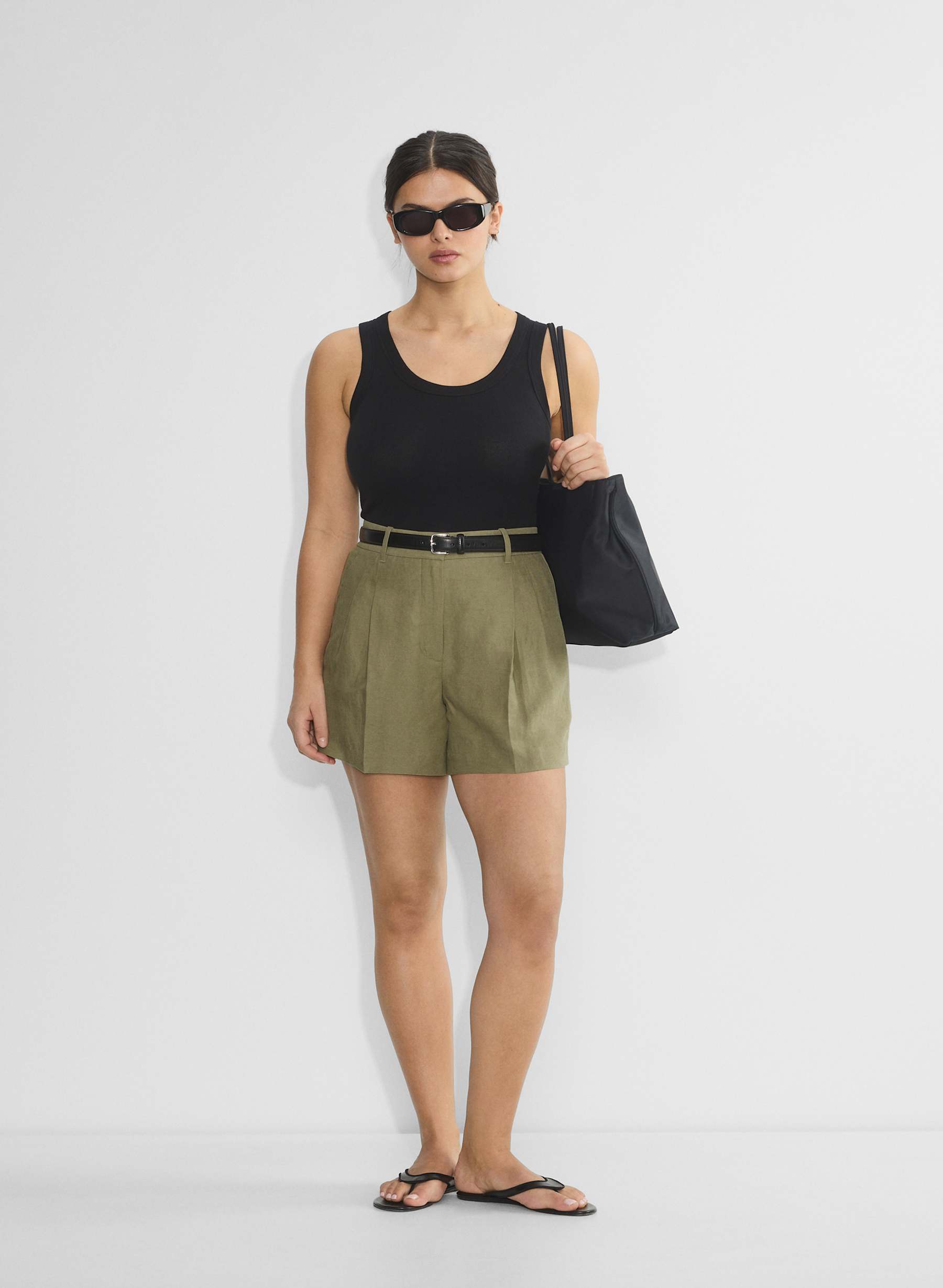 Aritzia The Effortless Short%E2%84%A2 Curve Fit Mid Thigh — photo 1