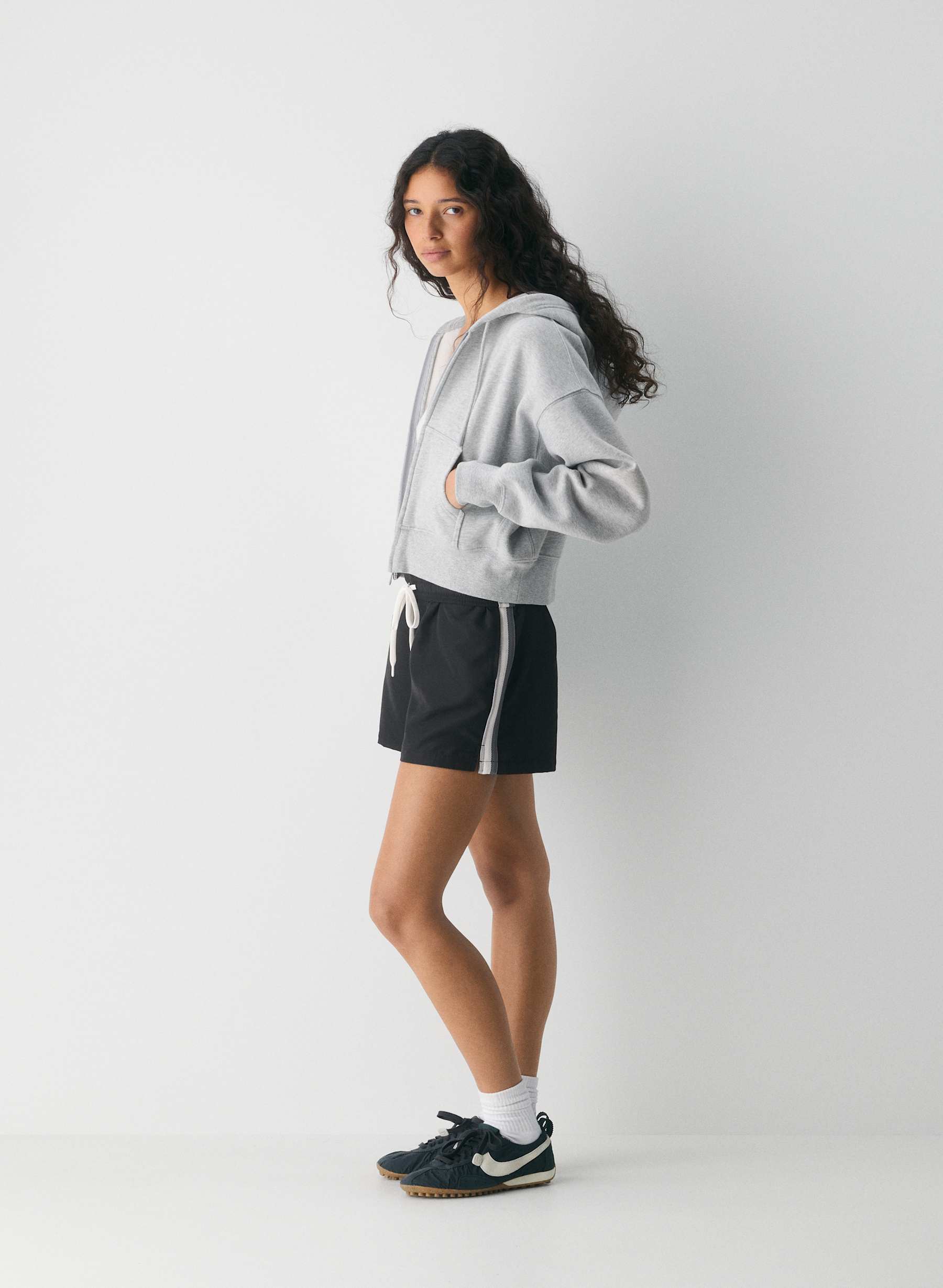 Aritzia Medallion Mid Thigh Short — photo 1