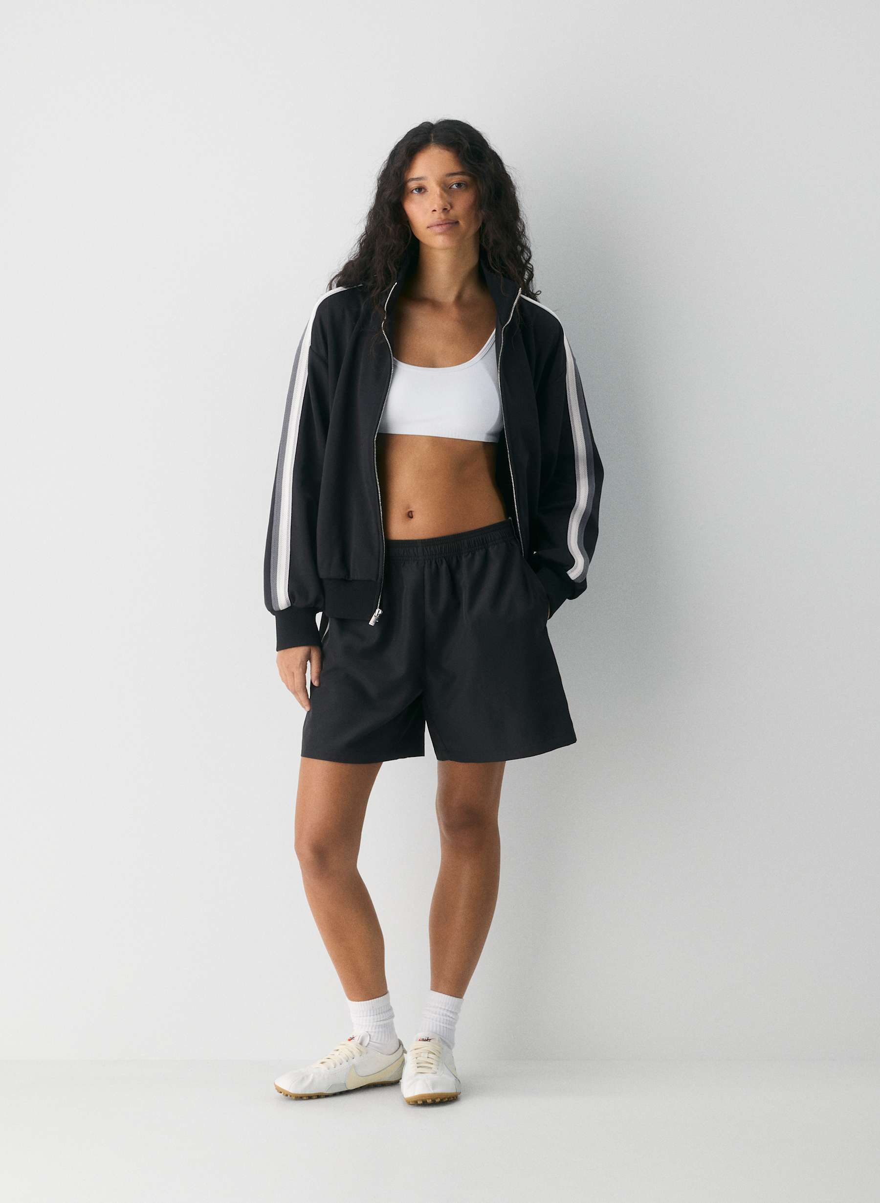 Aritzia Medallion Long Short — photo 1