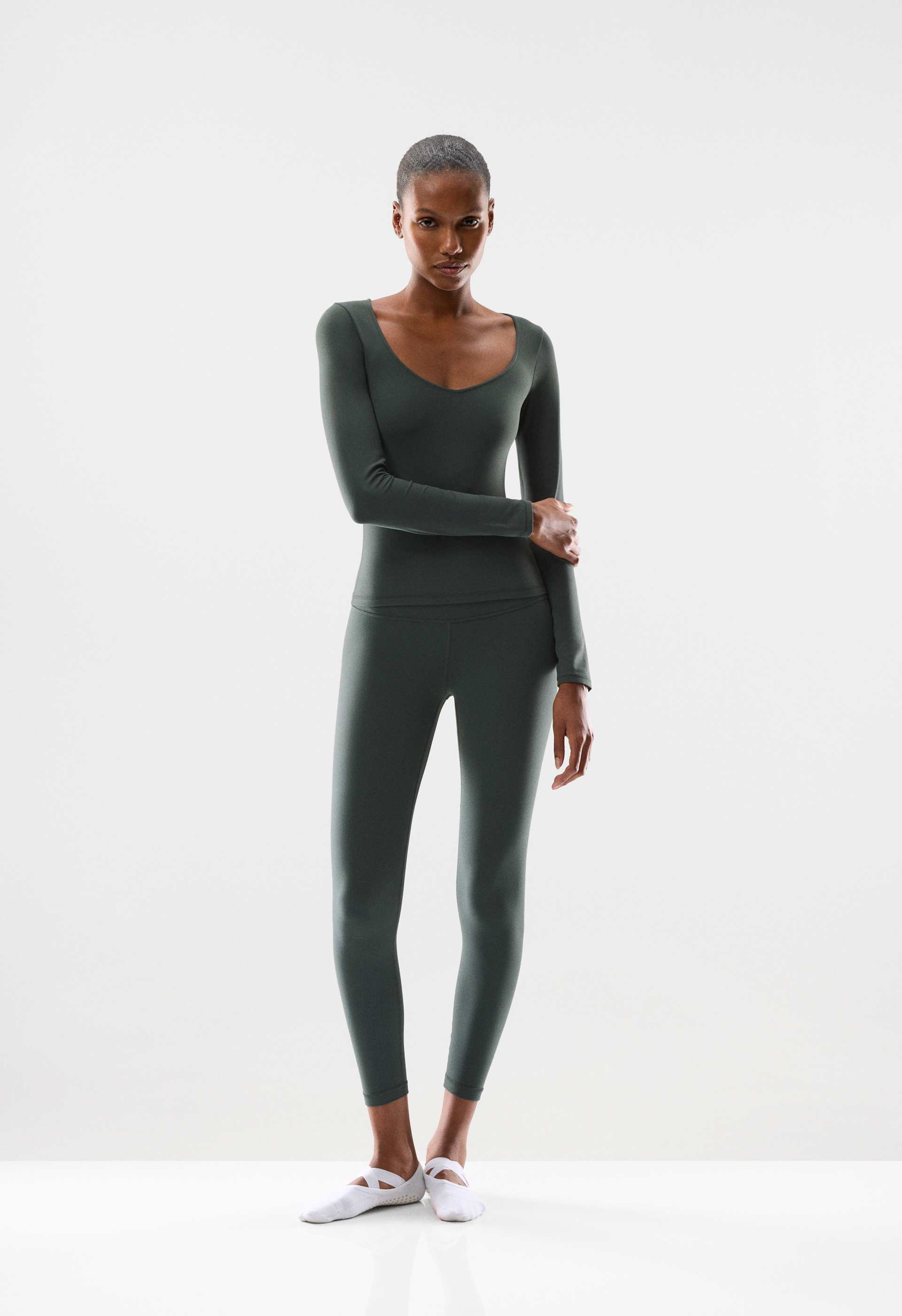 BUTTER Essential V-Neck Longsleeve