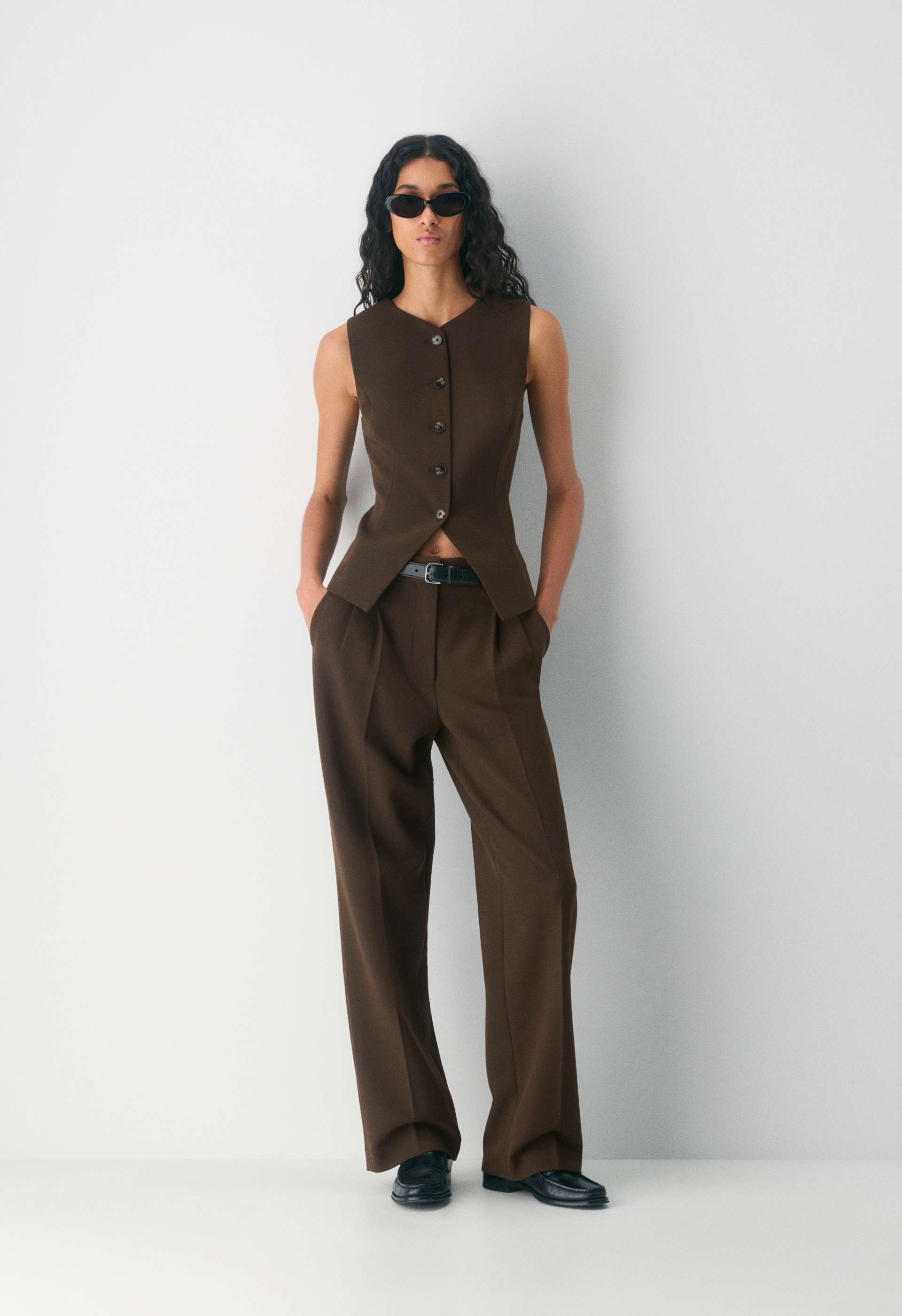 Regal Vest - (Re)ssential