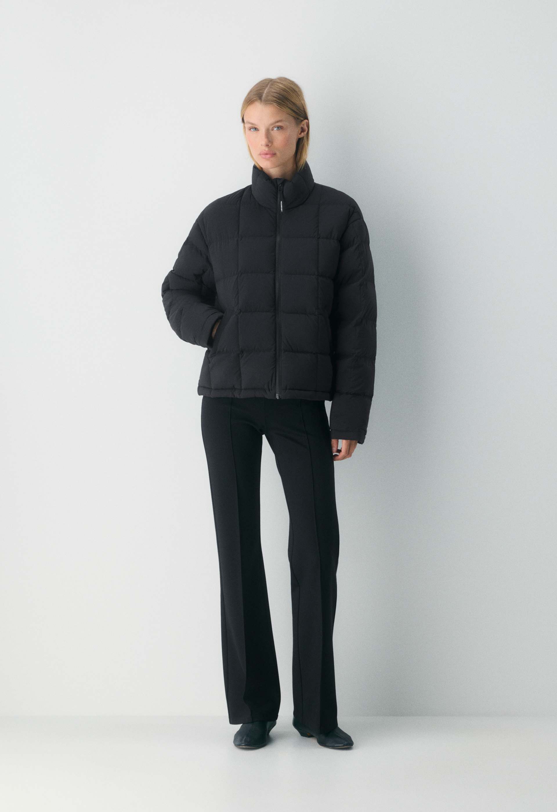 v*e様 ARITZIA THE SUPER PUFF ブラックダウンジャケット f25_a05_127140_1274_on_a