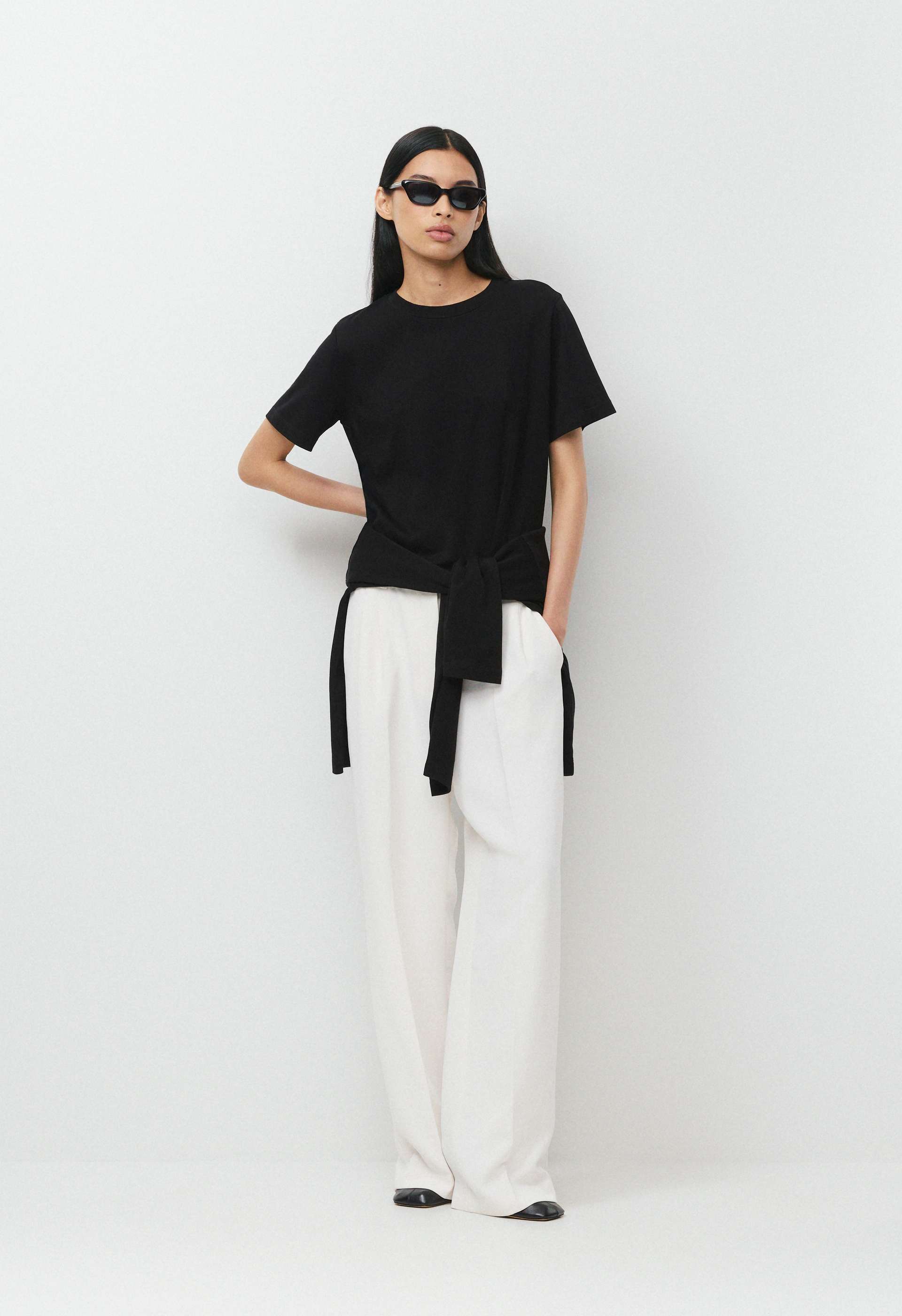 ARGUE SOFY LONG-T-SHIRTS/ホワイト、ブラック　2枚セット InterLock Cotton Function T-Shirt | Aritzia US