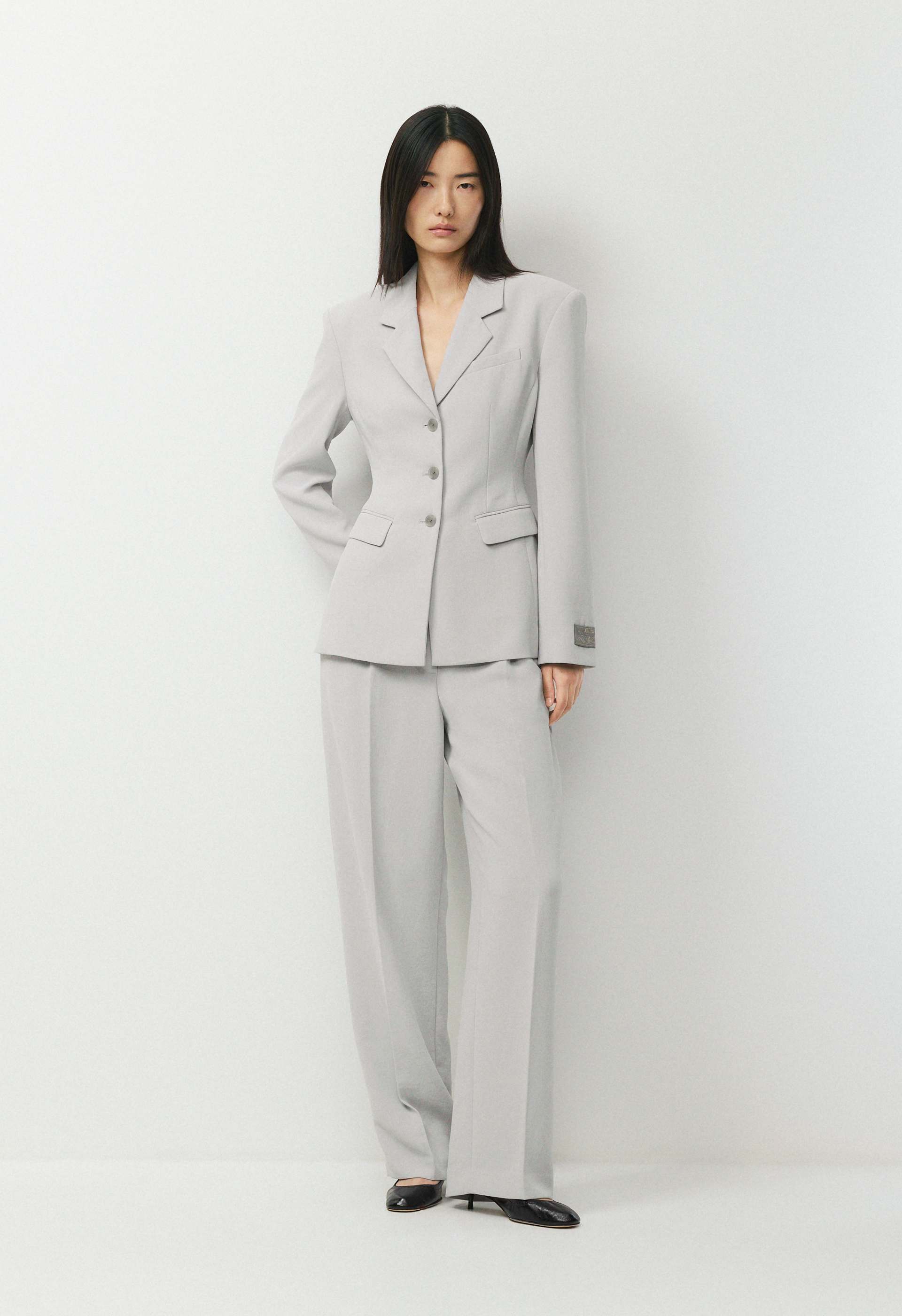 STANDOUT BLAZER