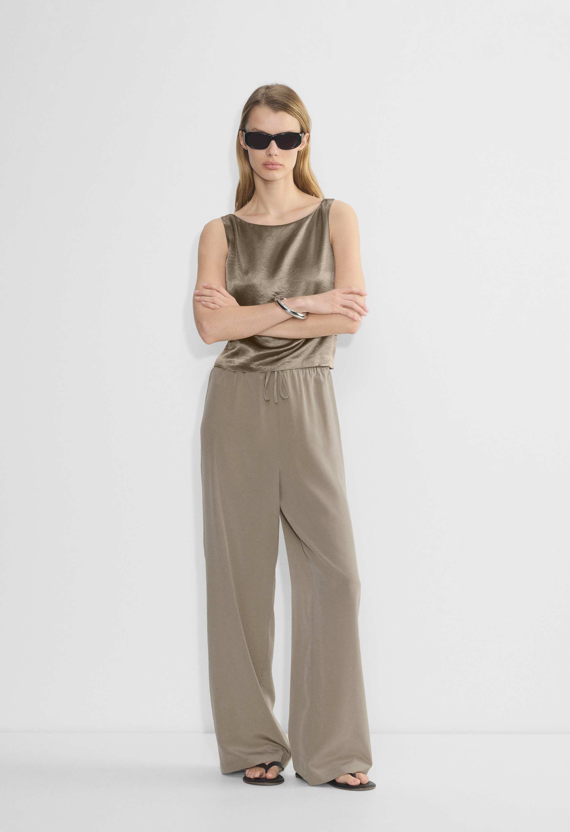 DICH HENDERSON SILKY TECHNO PANTS 【公式通販】