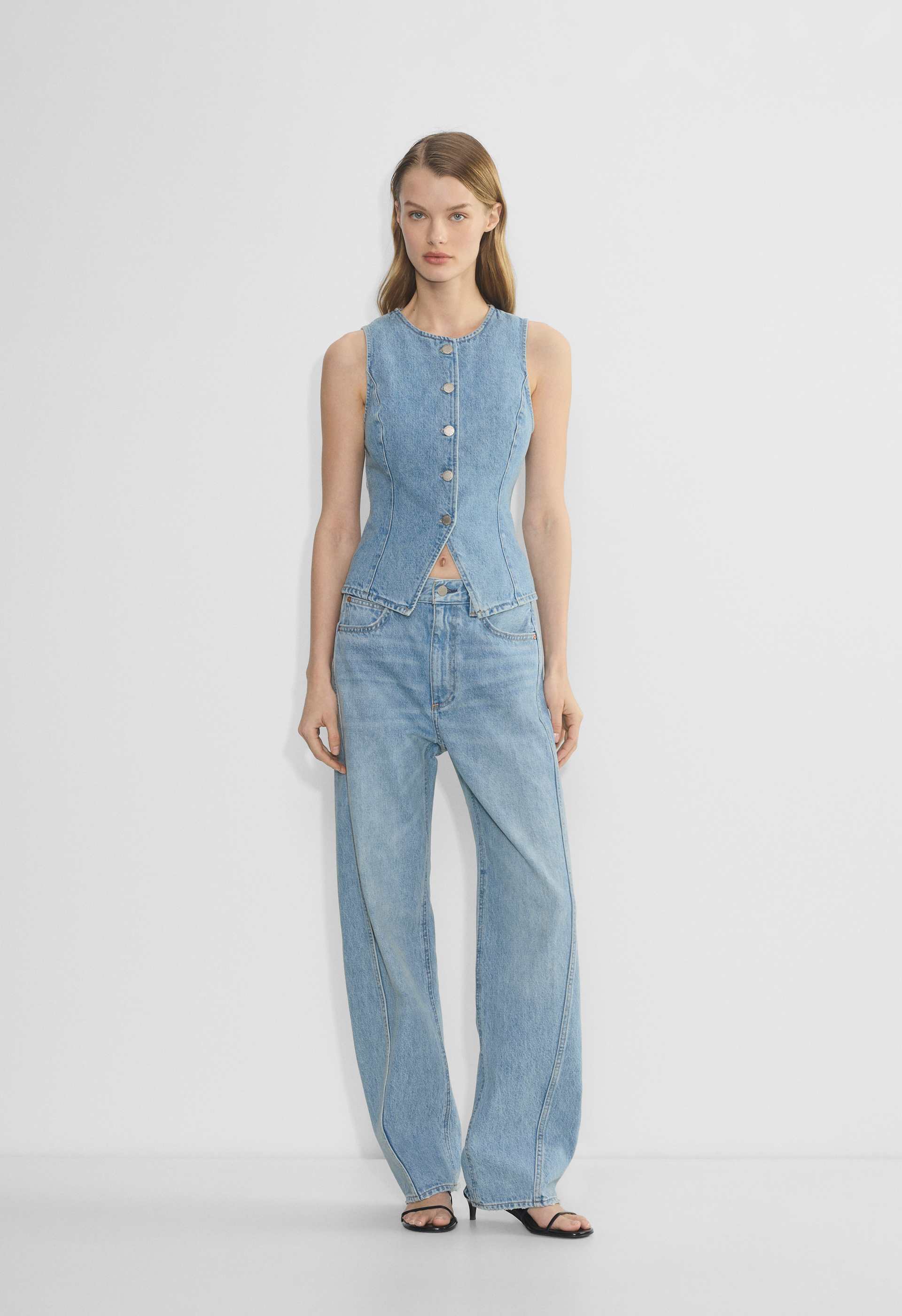 Denim Forum The '90s Seamed Hi-Rise Barrel Jean | Aritzia US