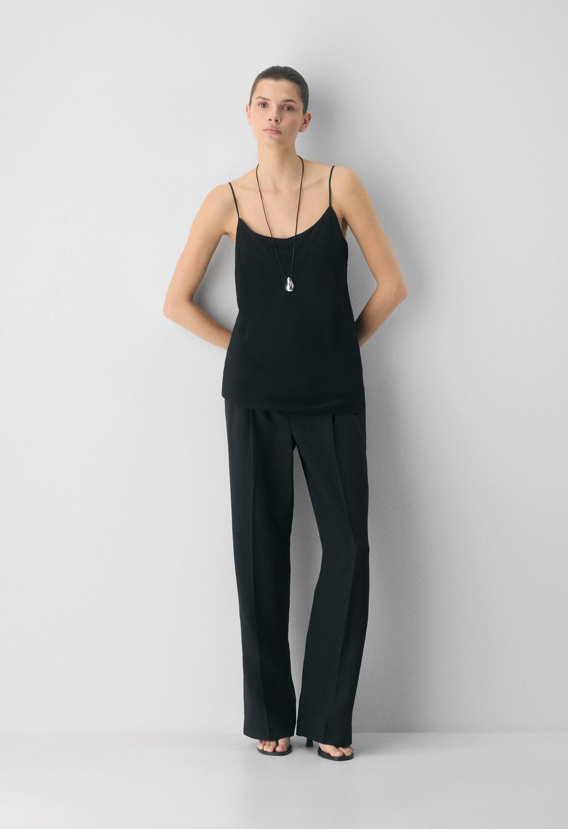 新品未使用☆Tuck Balloon Camisole ブラック s26_a02_132240_1274_on_a